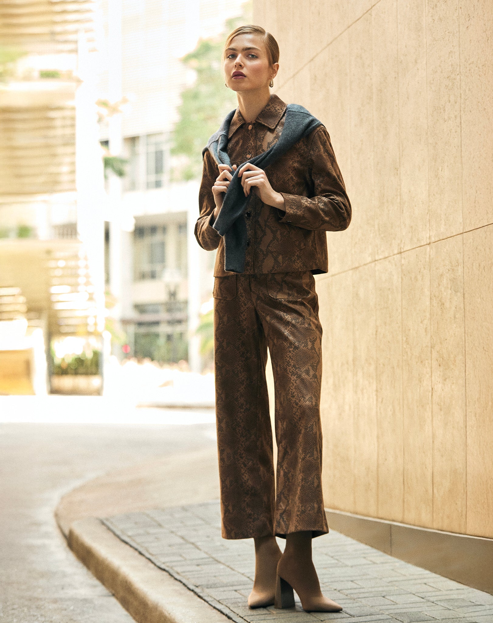 CALÇA RETA COBRA PU - CARAMELO