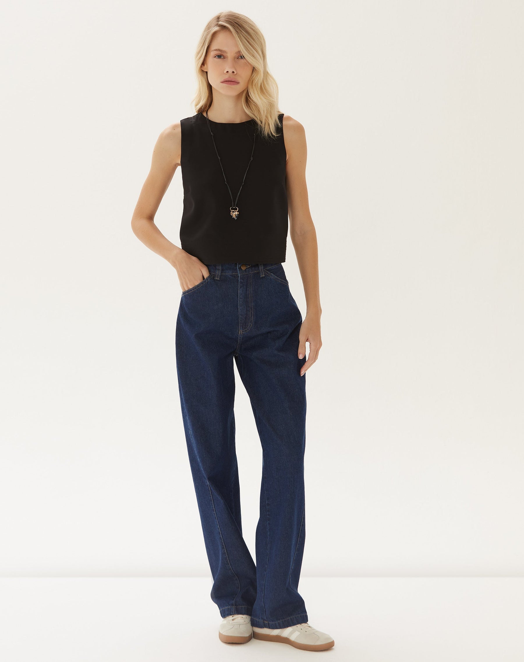 Top Cropped Alfaiataria Decote Redondo - Preto