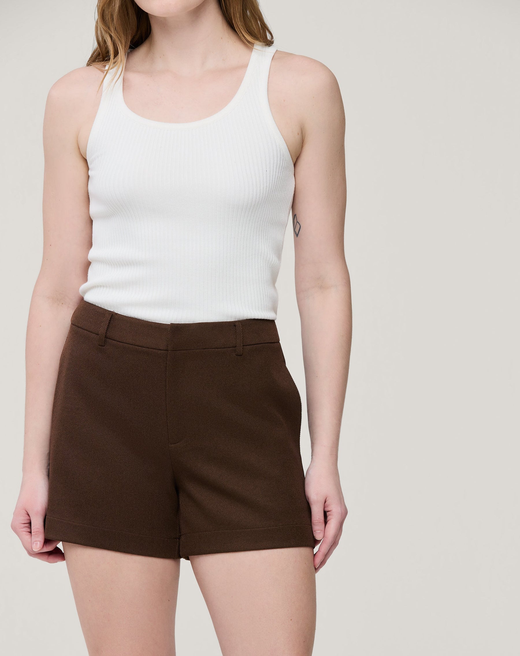 SHORTS CINTURA MÉDIA - MARROM