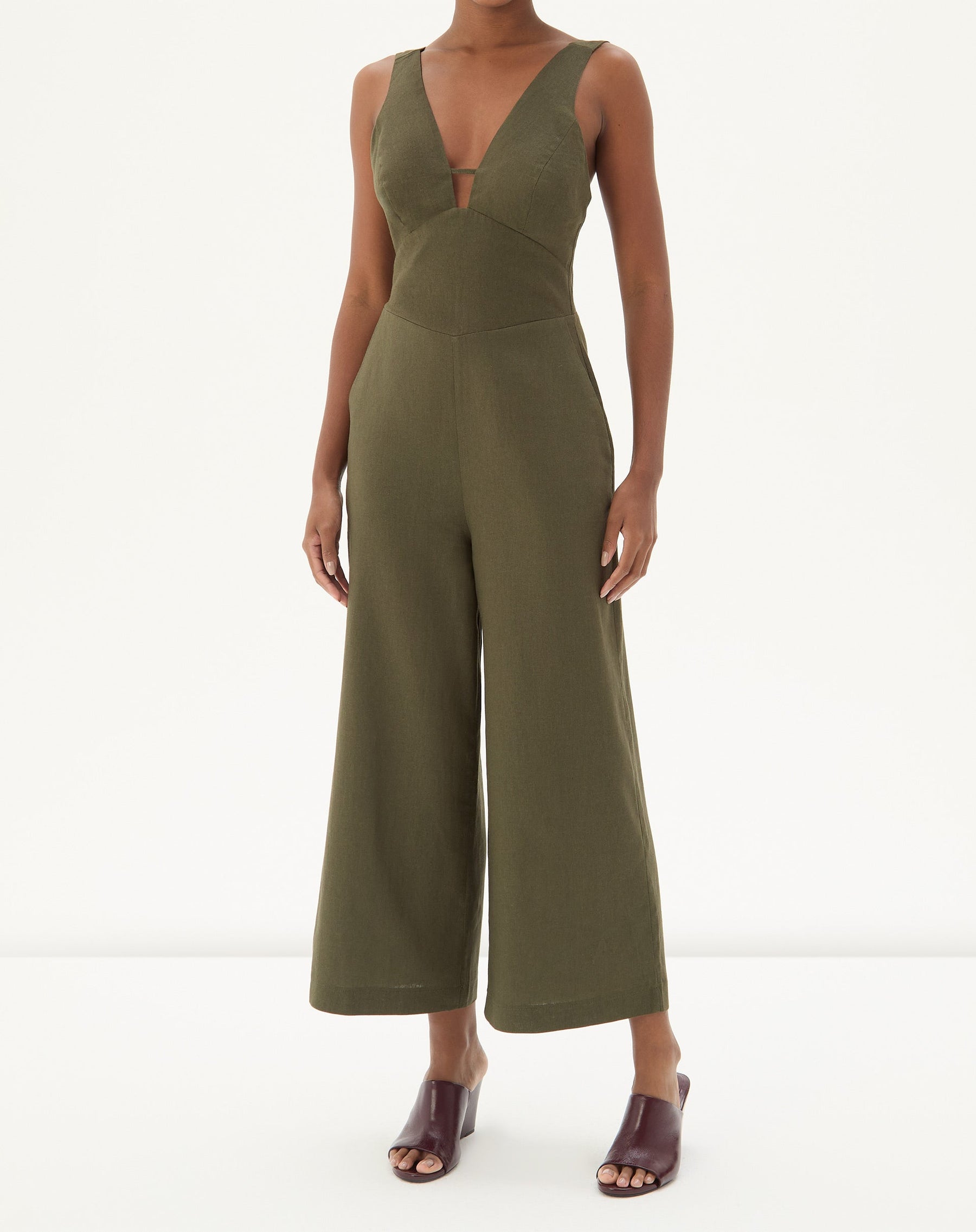 MACACÃO COM ALÇAS DE ALFAIATARIA - VERDE