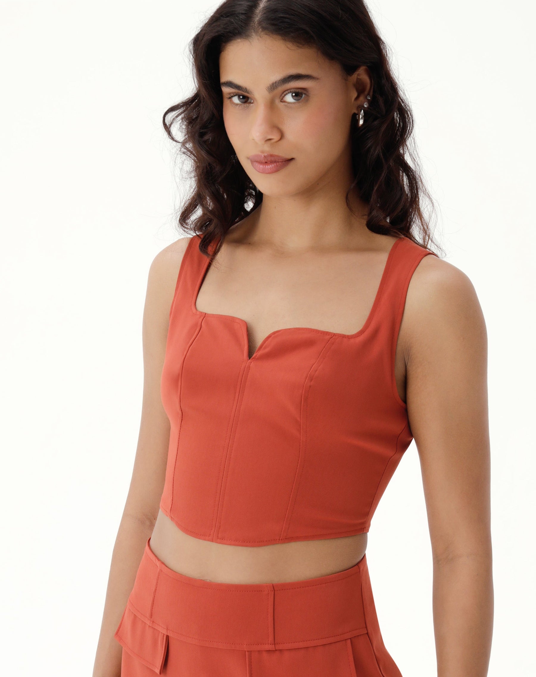BLUSA COM ALÇAS CROPPED DE ALFAIATARIA - MARROM