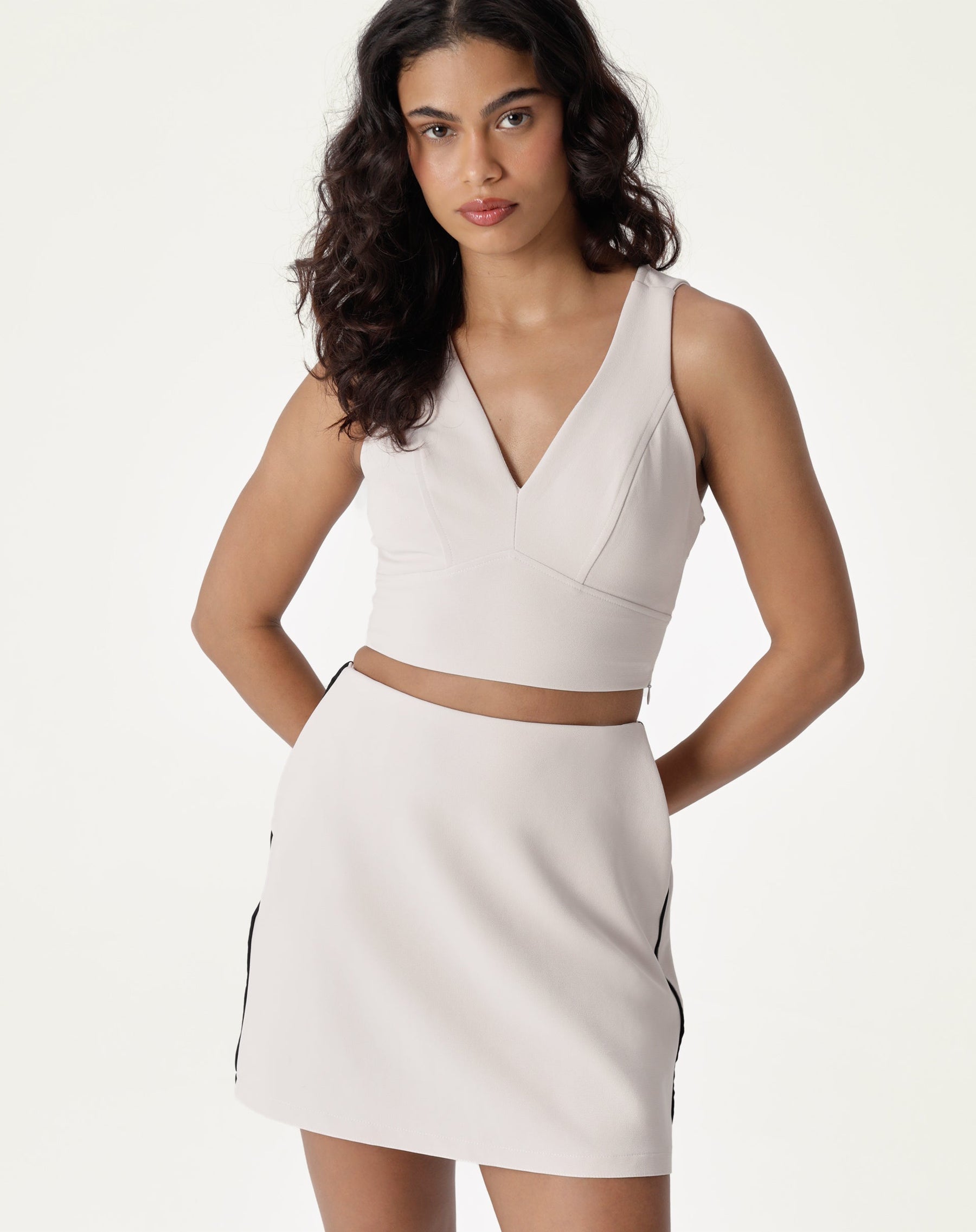 BLUSA DECOTE V ALFAIATARIA - BEGE