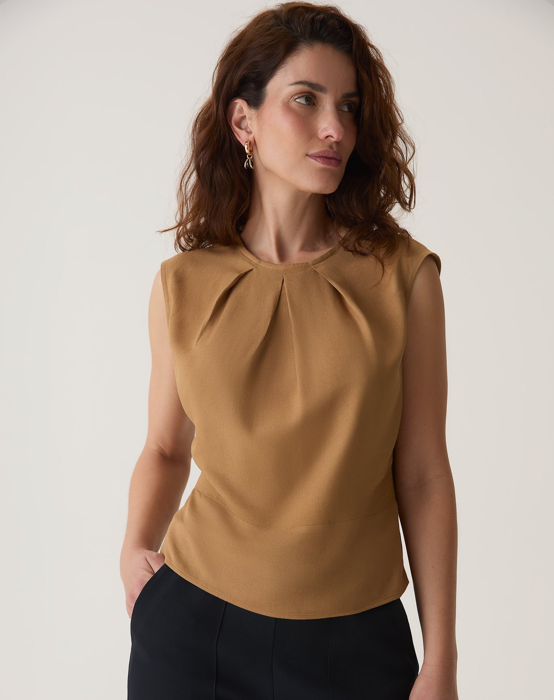 BLUSA COM PREGAS DE VISCOSE - MARROM