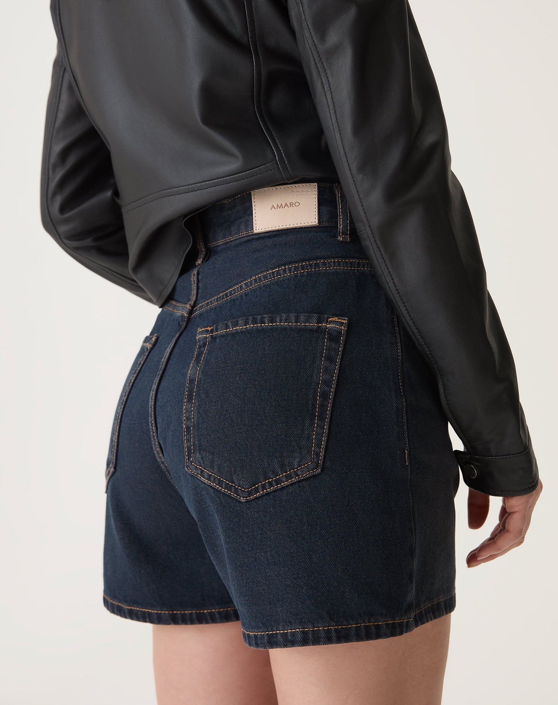 SHORTS CURTO JEANS - MARROM