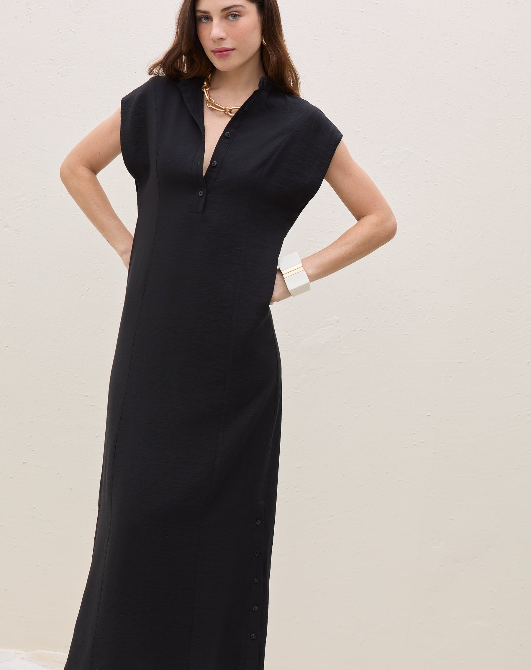 Vestido Longo Manga Curta Fechamento Gola e Lateral Botão - Preto
