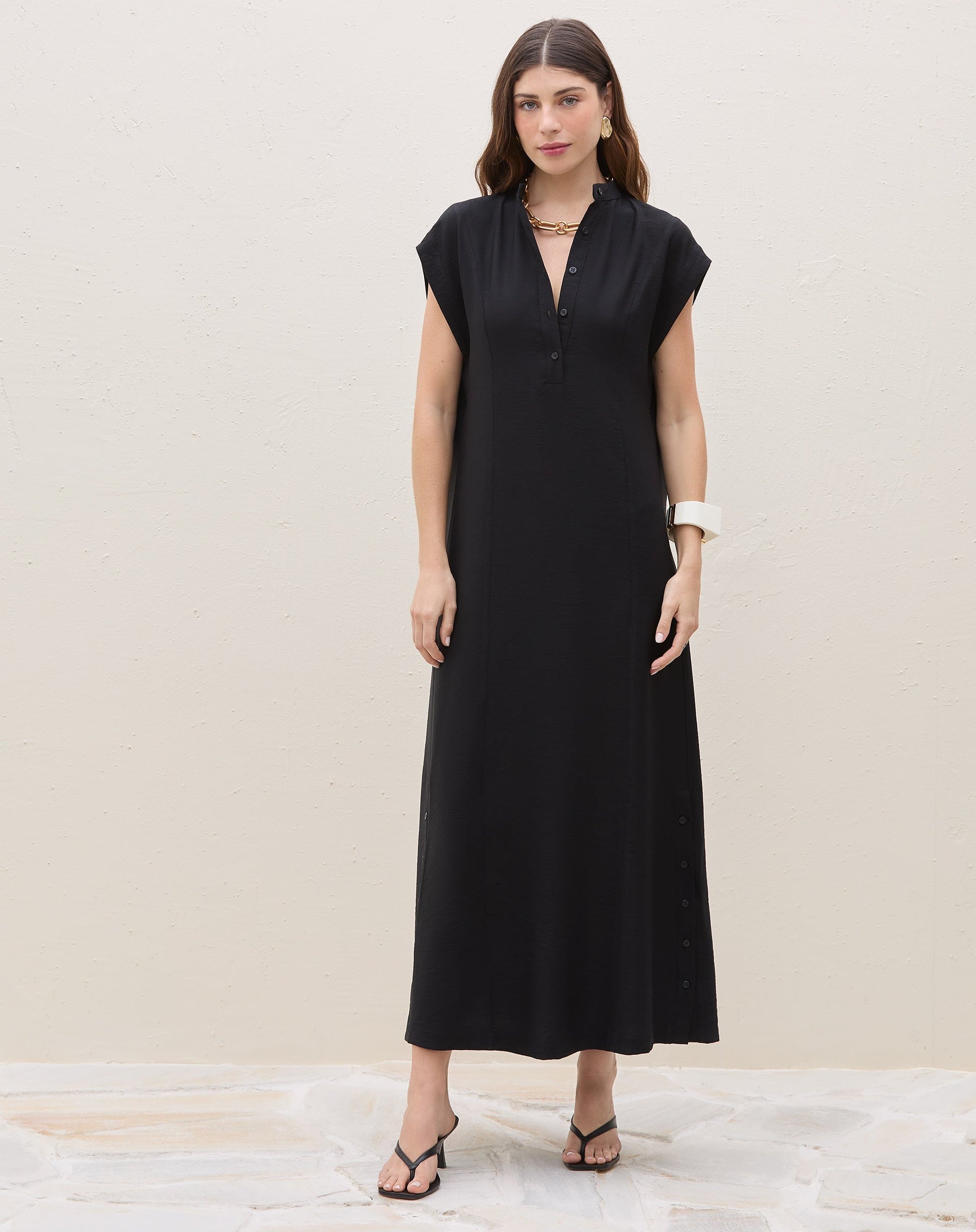 Vestido Longo Manga Curta Fechamento Gola e Lateral Botão - Preto