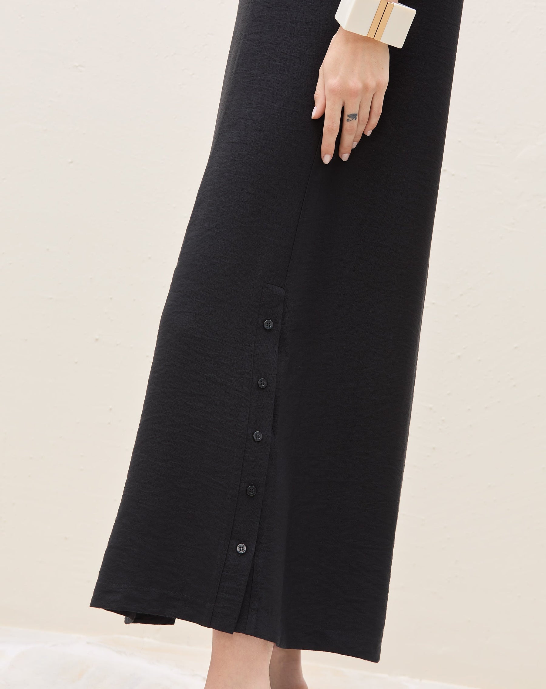 Vestido Longo Manga Curta Fechamento Gola e Lateral Botão - Preto