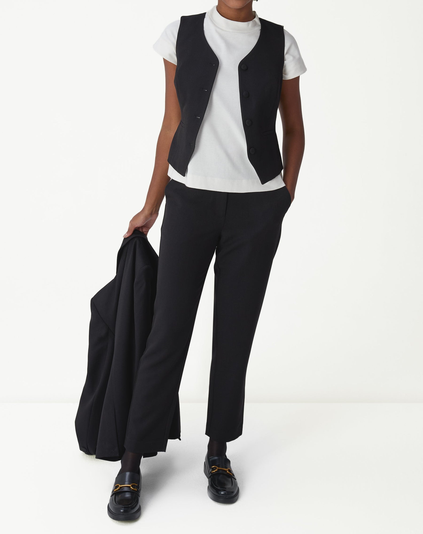 COLETE SLIM COM BOTÃO FORRADO ALFAIATARIA - PRETO