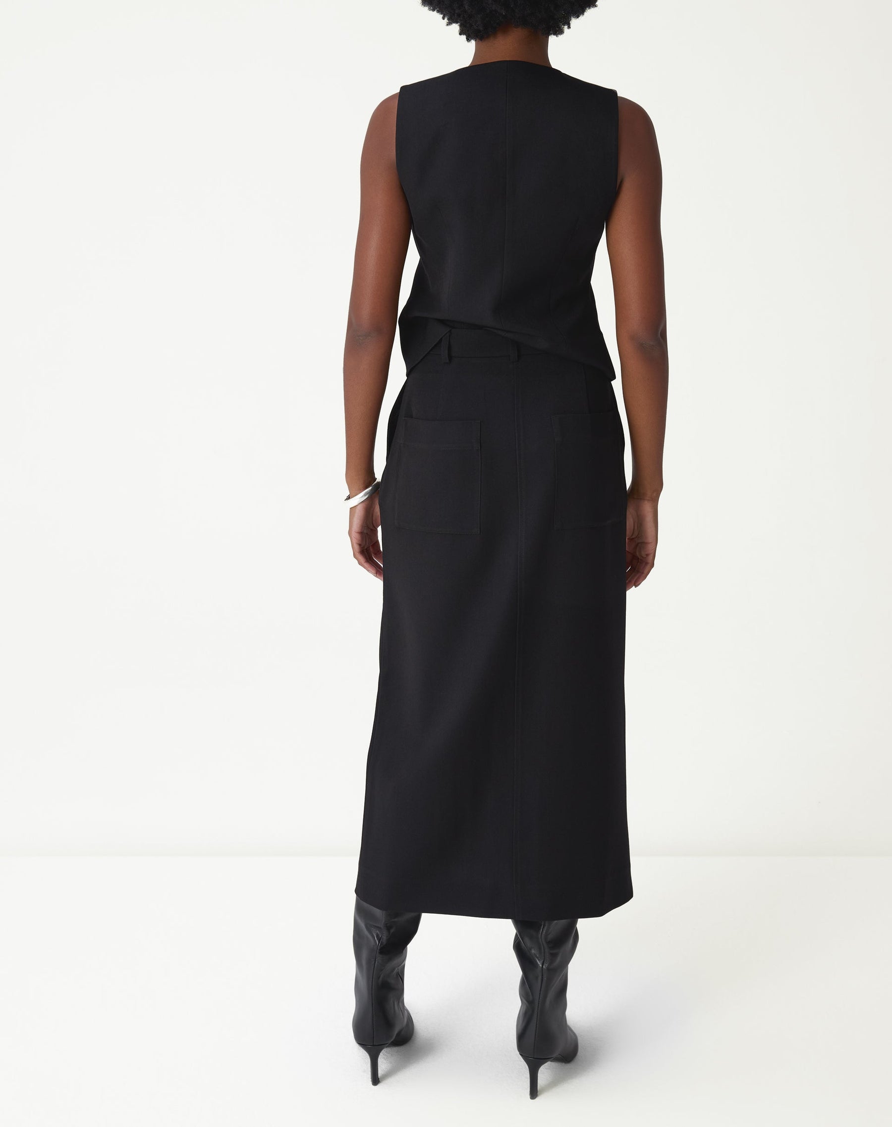 SAIA MIDI COM FENDAS ALFAIATARIA - PRETO