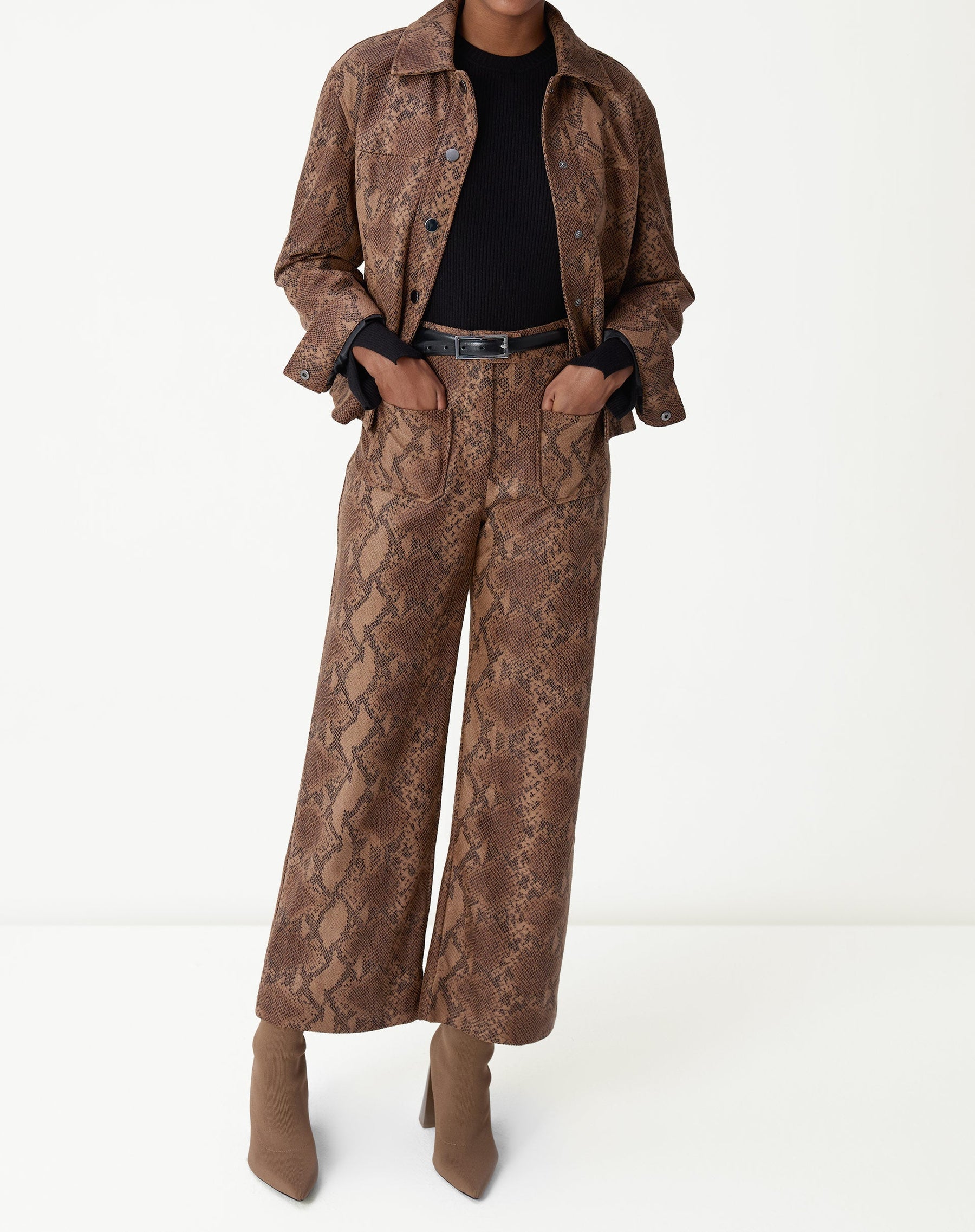 JAQUETA QUADRADA COBRA PU - CARAMELO