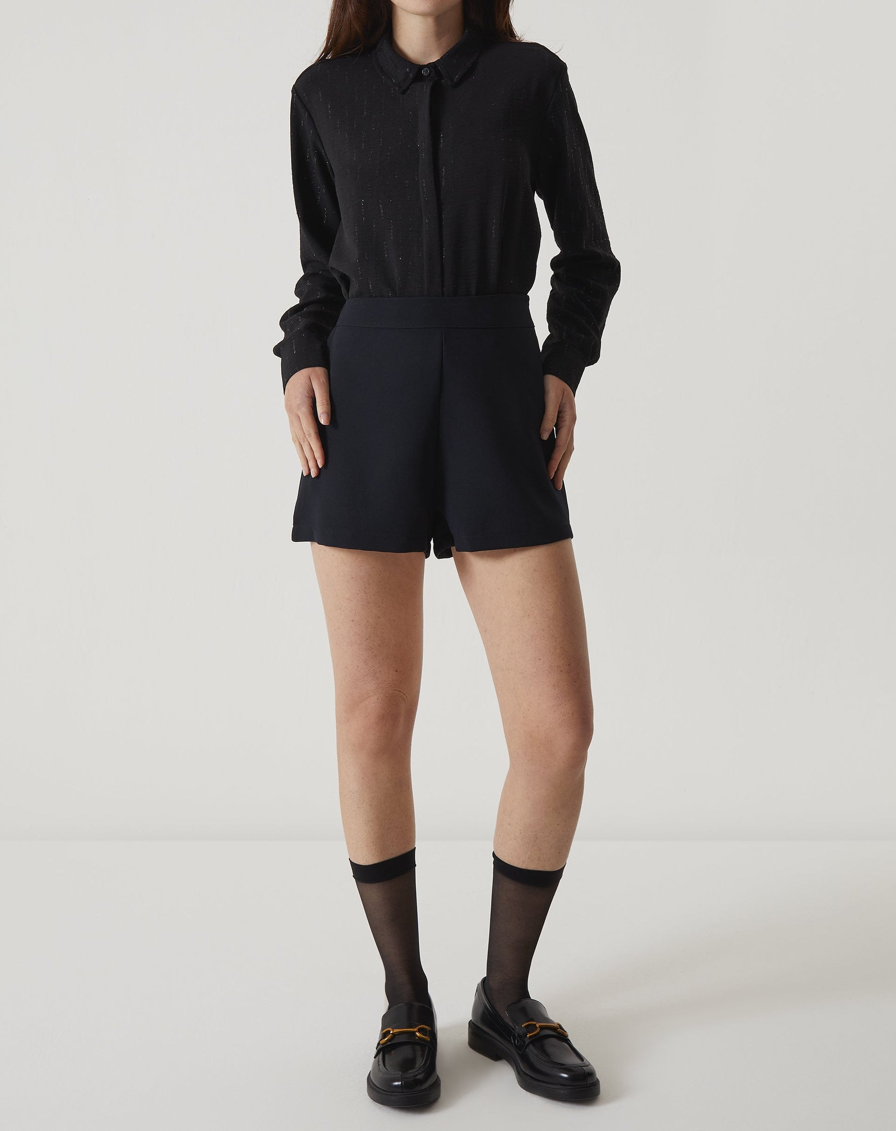 Shorts Curto Evasê de Alfaiataria - Preto