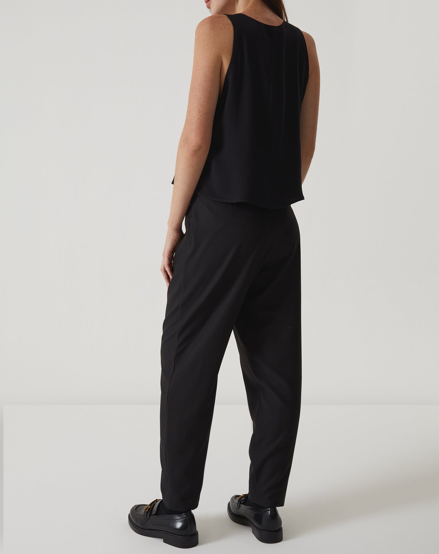 CALÇA COM VINCOS DE ALFAIATARIA - PRETO