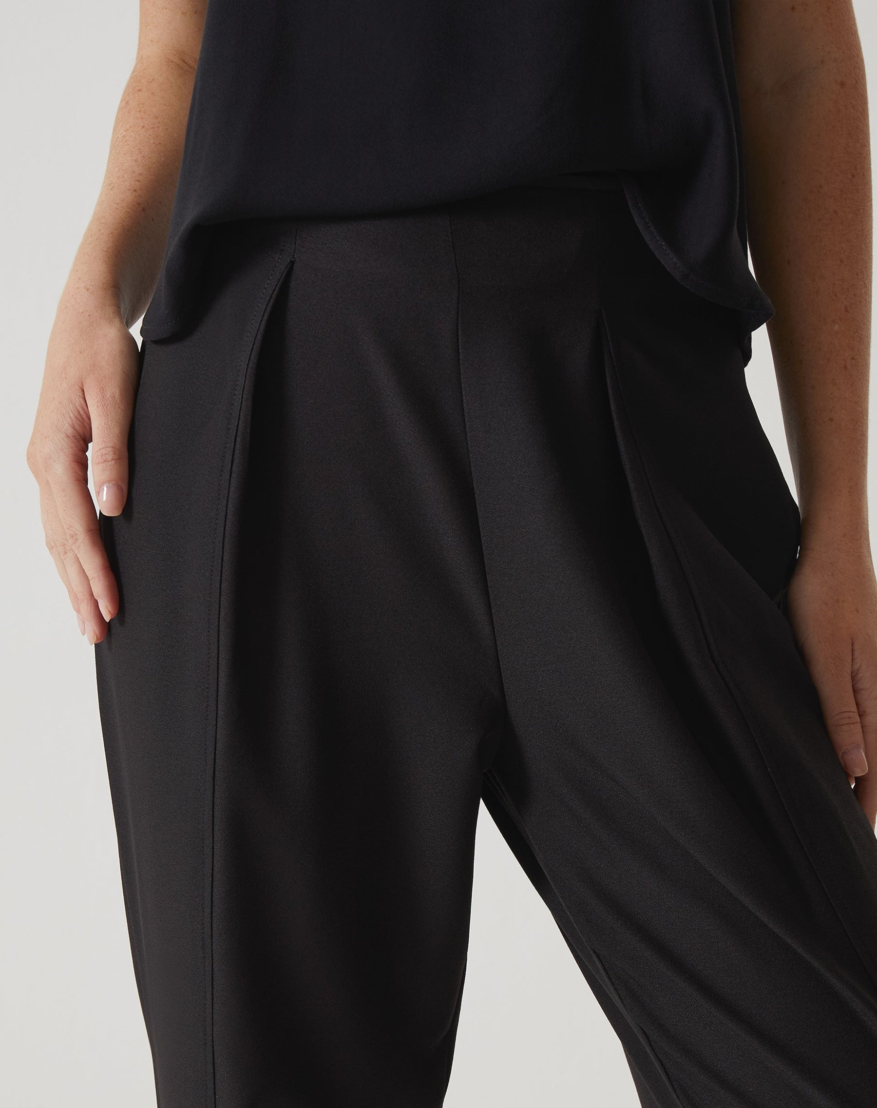 CALÇA COM VINCOS DE ALFAIATARIA - PRETO