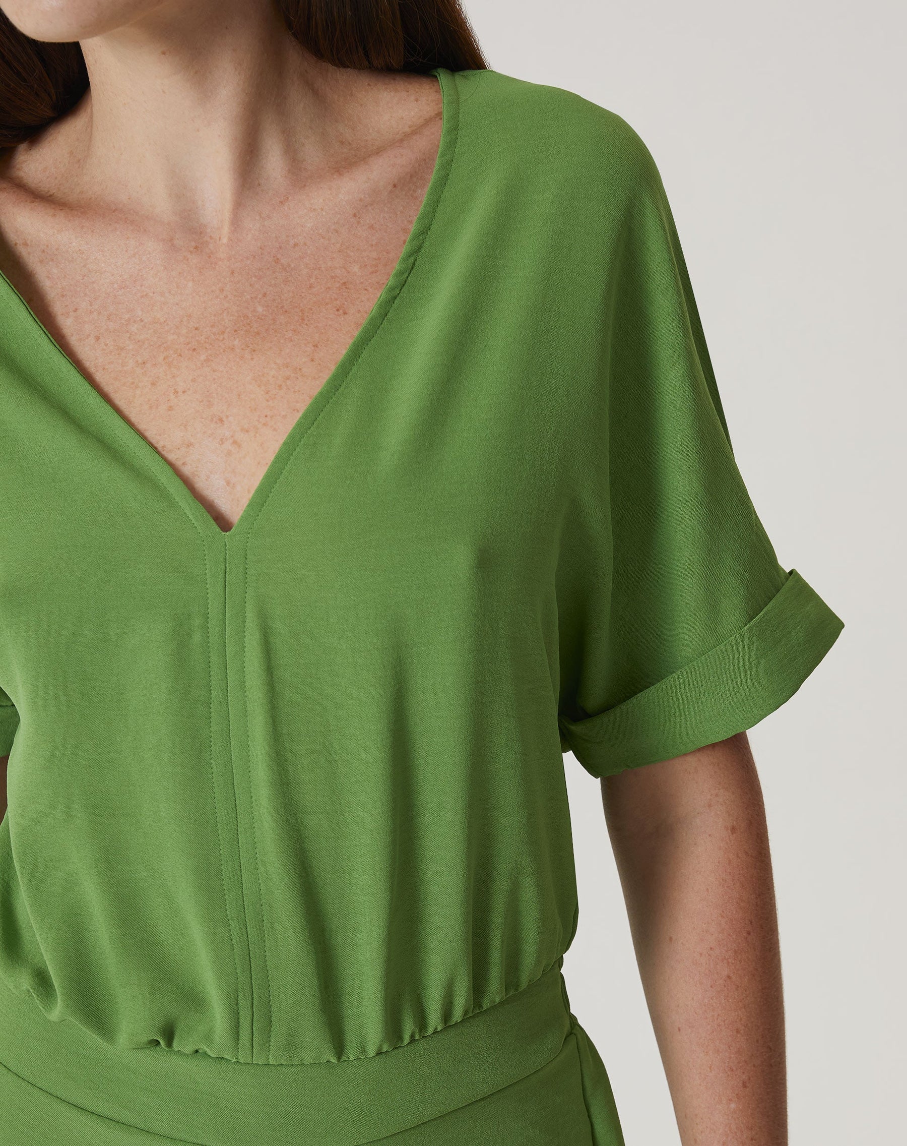 MACACÃO MANGA CURTA DECOTE V - VERDE