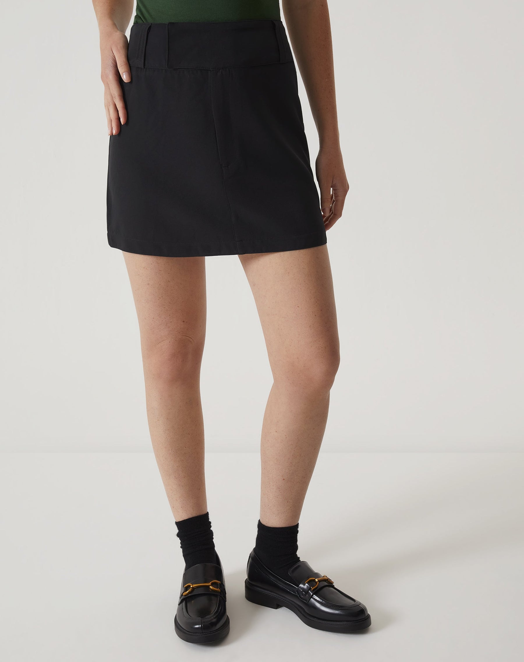 SAIA CURTA COM PASSANTES DE ALFAIATARIA - PRETO