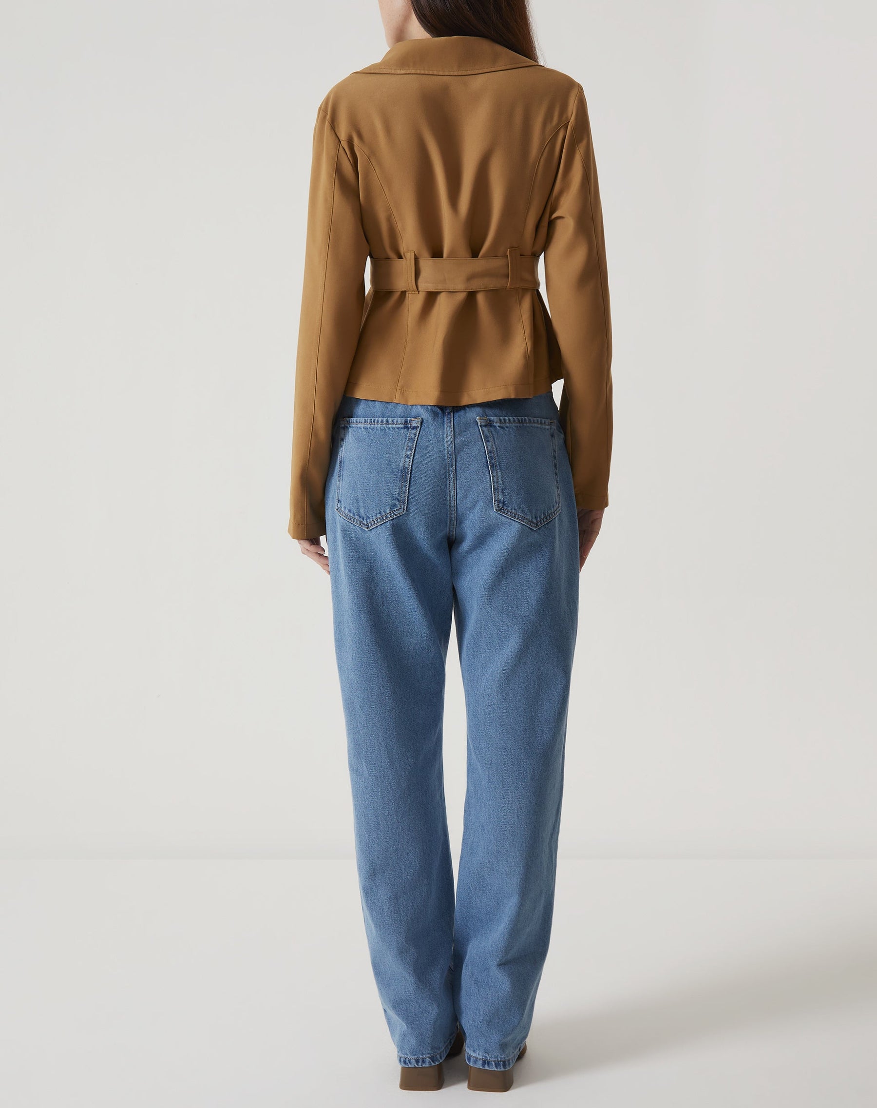 JAQUETA COM AMARRAÇÃO DE ALFAIATARIA - MARROM