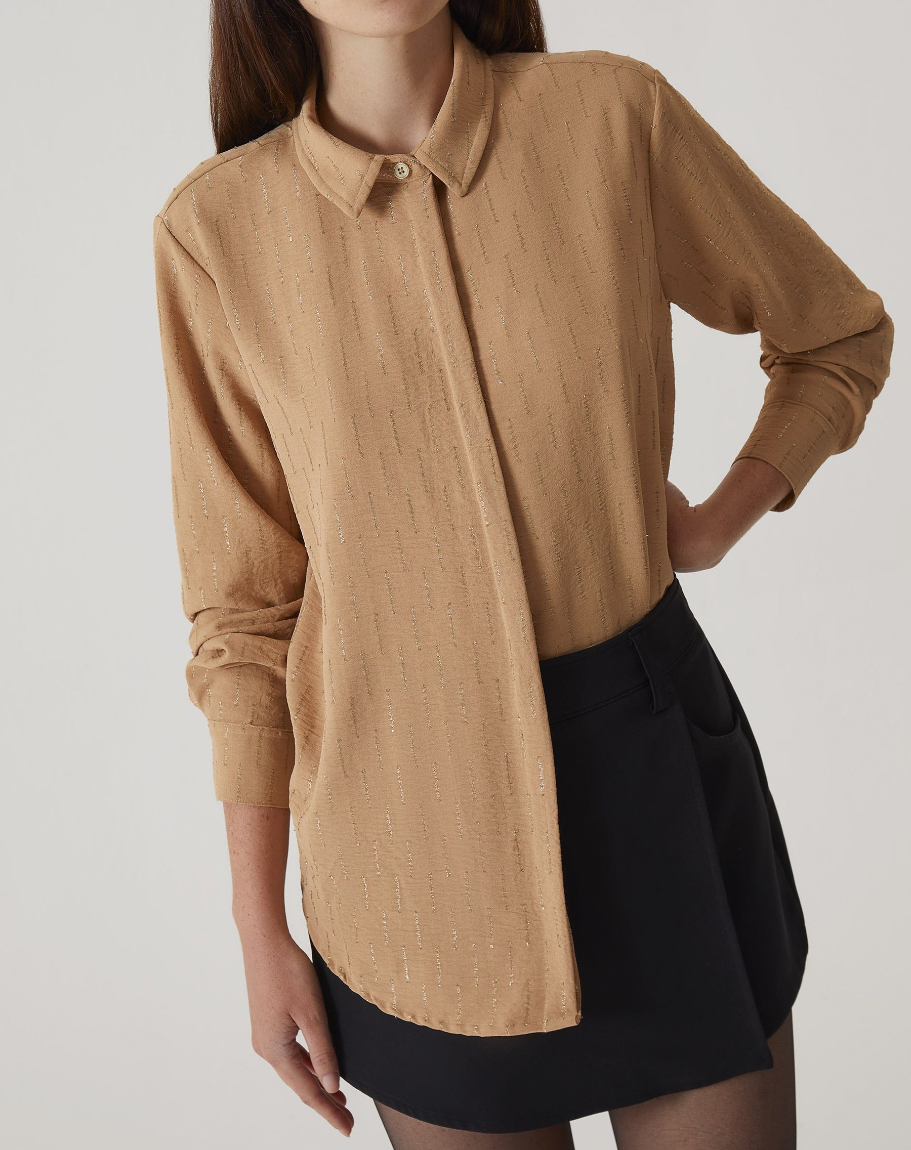 CAMISA MANGA LONGA BARRA ARREDONDADA - AREIA