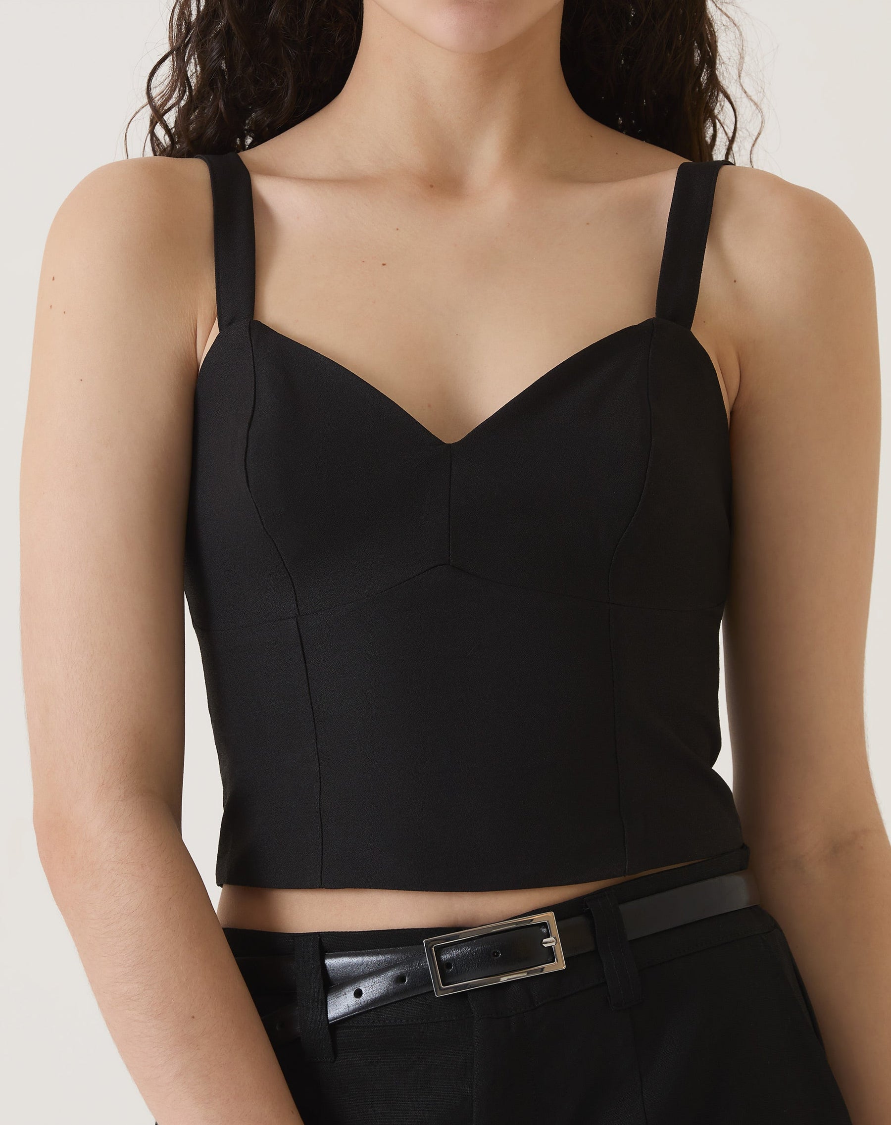 BLUSA COM ALÇAS DE ALFAIATARIA - PRETO