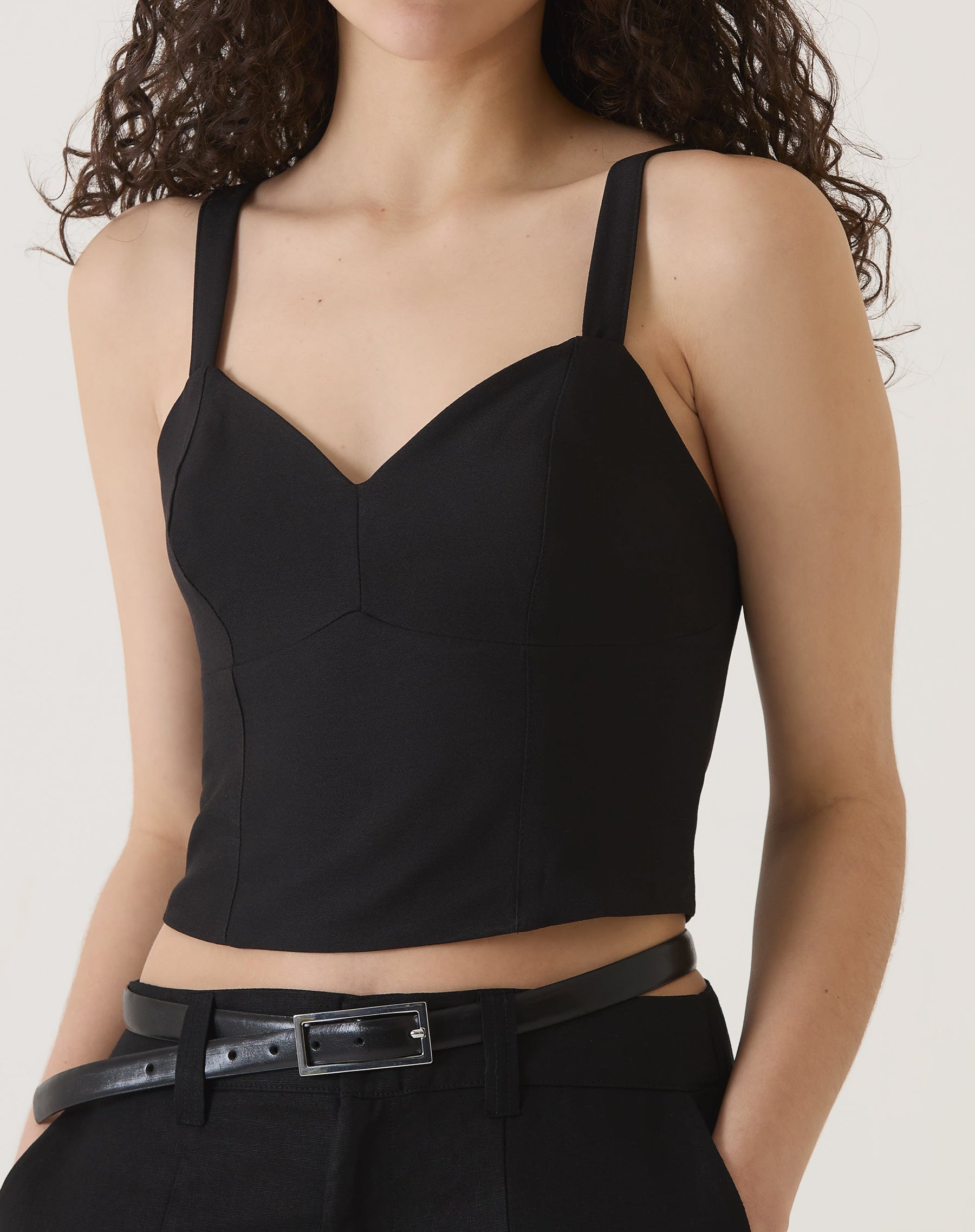 BLUSA COM ALÇAS DE ALFAIATARIA - PRETO