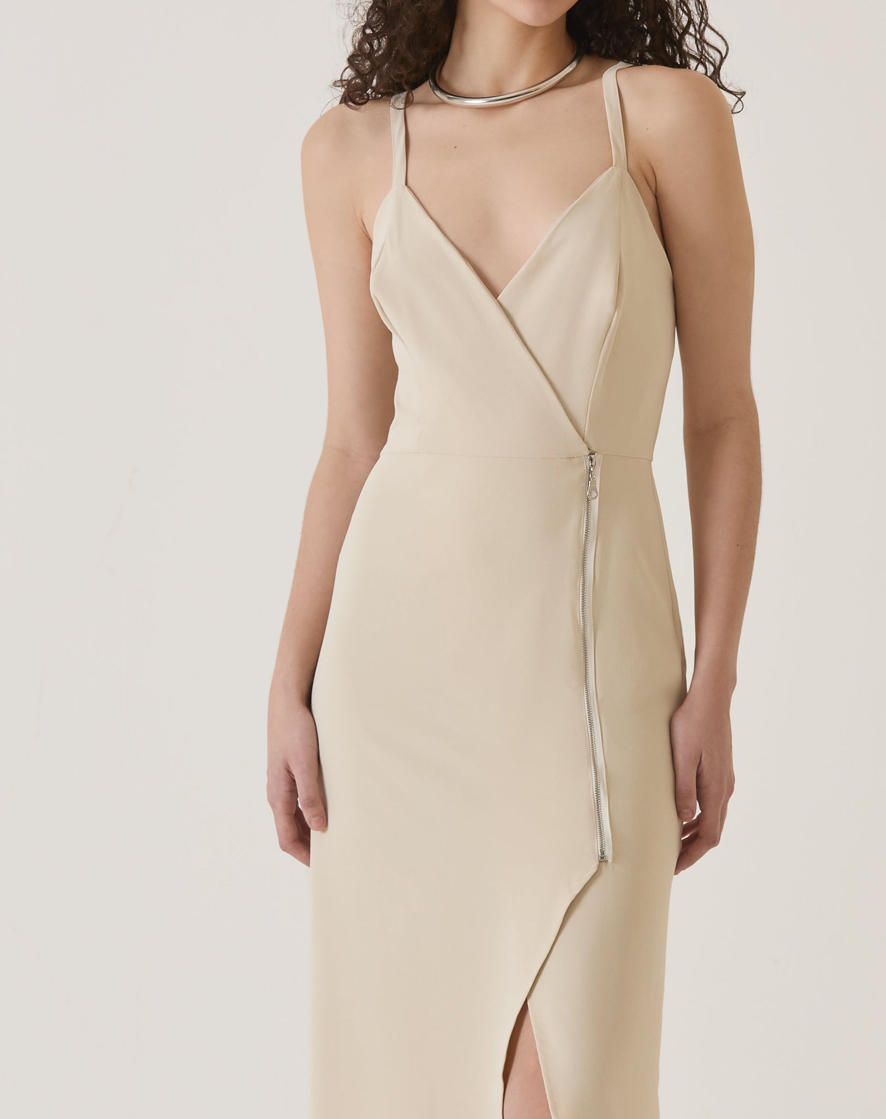 VESTIDO COM FENDA FRONTAL - AREIA