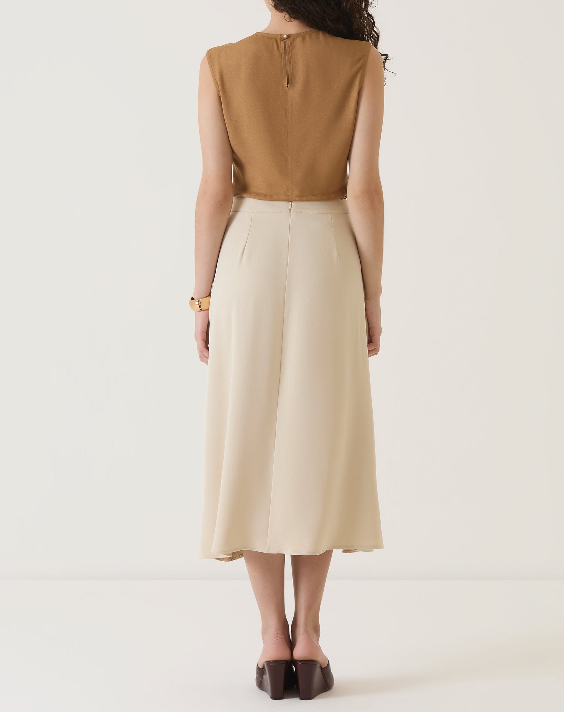 SAIA COM PREGAS DE ALFAIATARIA - AREIA