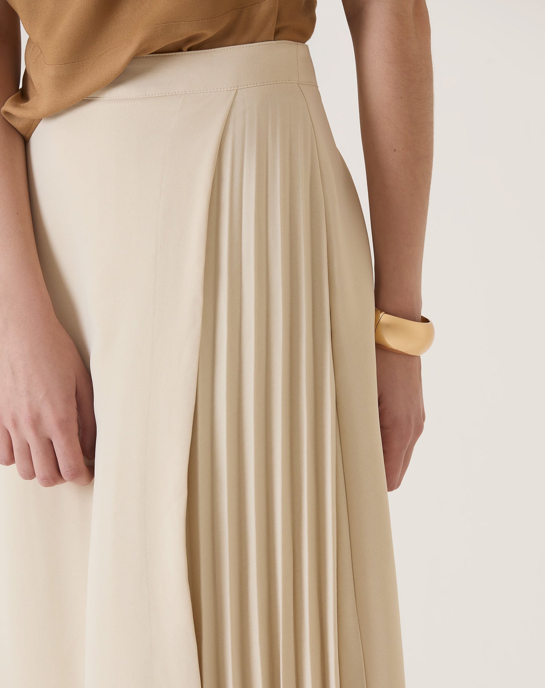 SAIA COM PREGAS DE ALFAIATARIA - AREIA