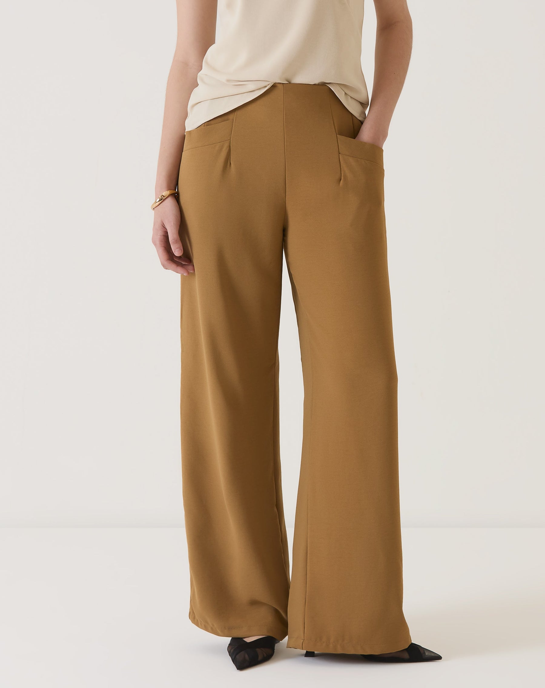 CALÇA COM BOLSOS DE ALFAIATARIA - MARROM