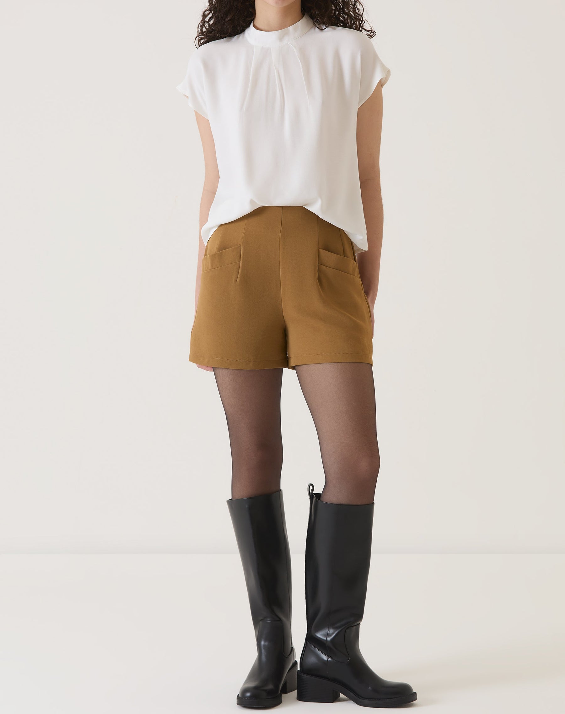 SHORTS COM PENCE DE ALFAIATARIA - MARROM