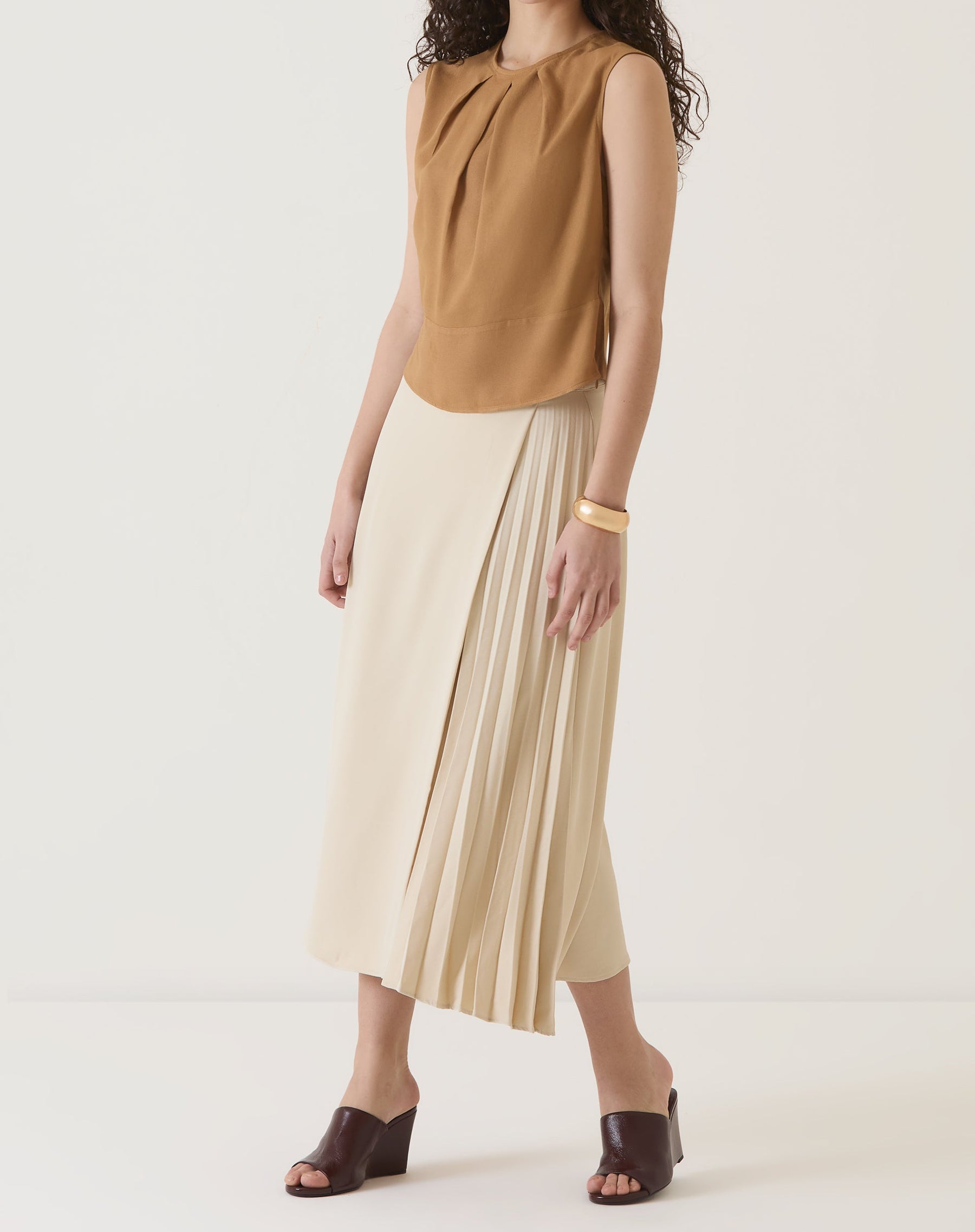 BLUSA COM PREGAS DE VISCOSE - MARROM