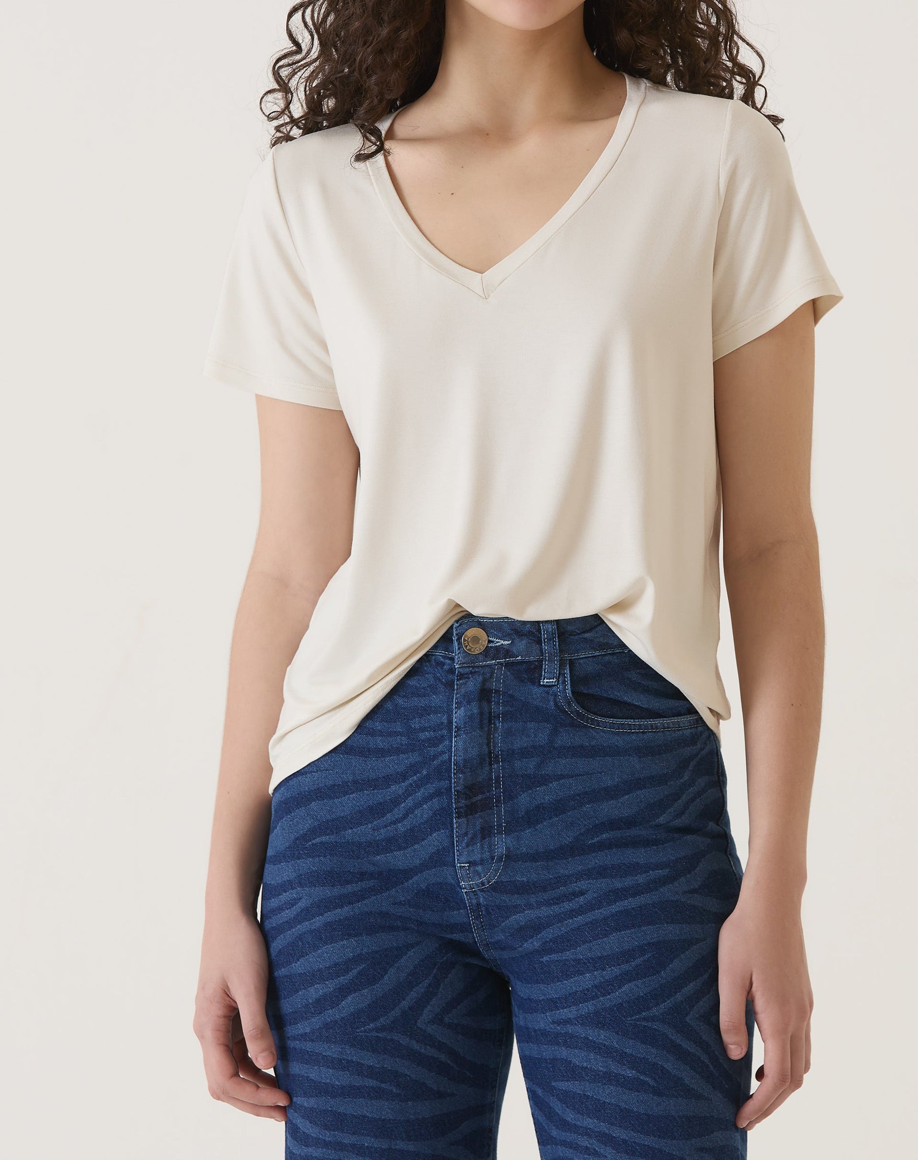 CAMISETA DECOTE V DE MALHA - AREIA