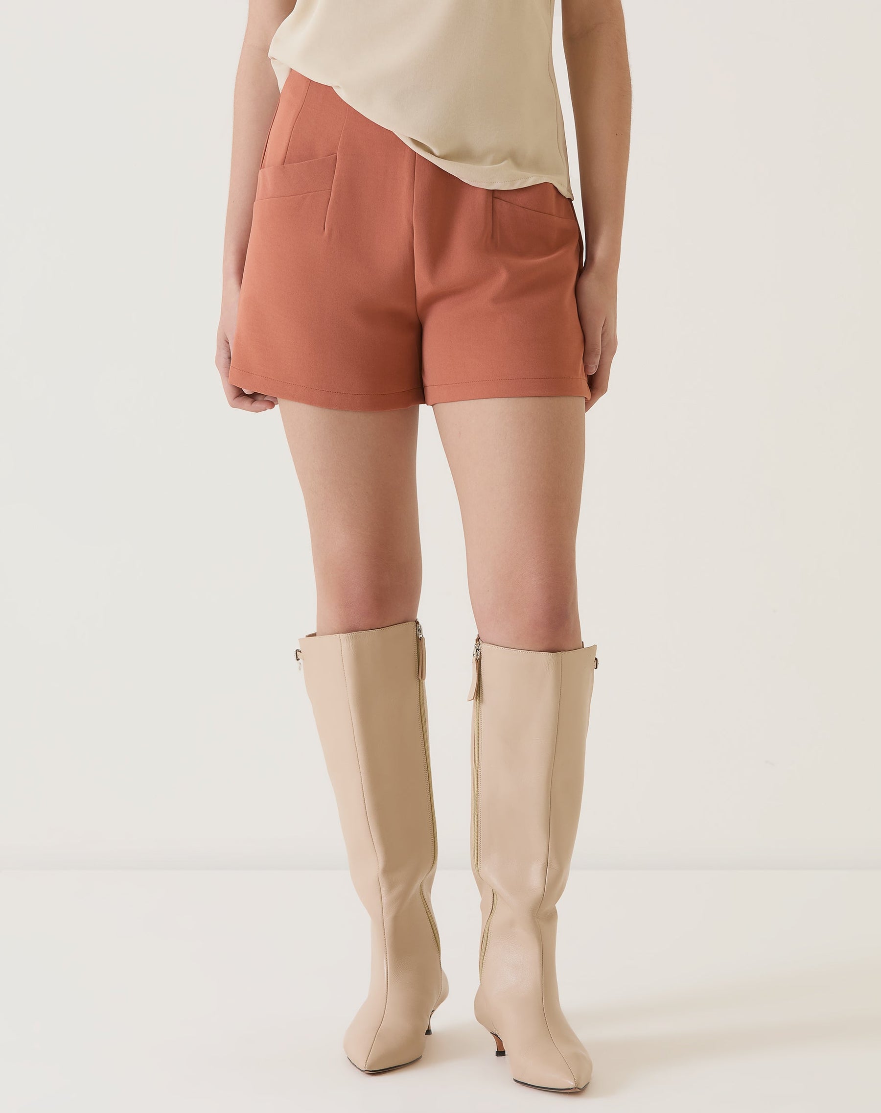 SHORTS COM PENCE DE ALFAIATARIA - VINHO