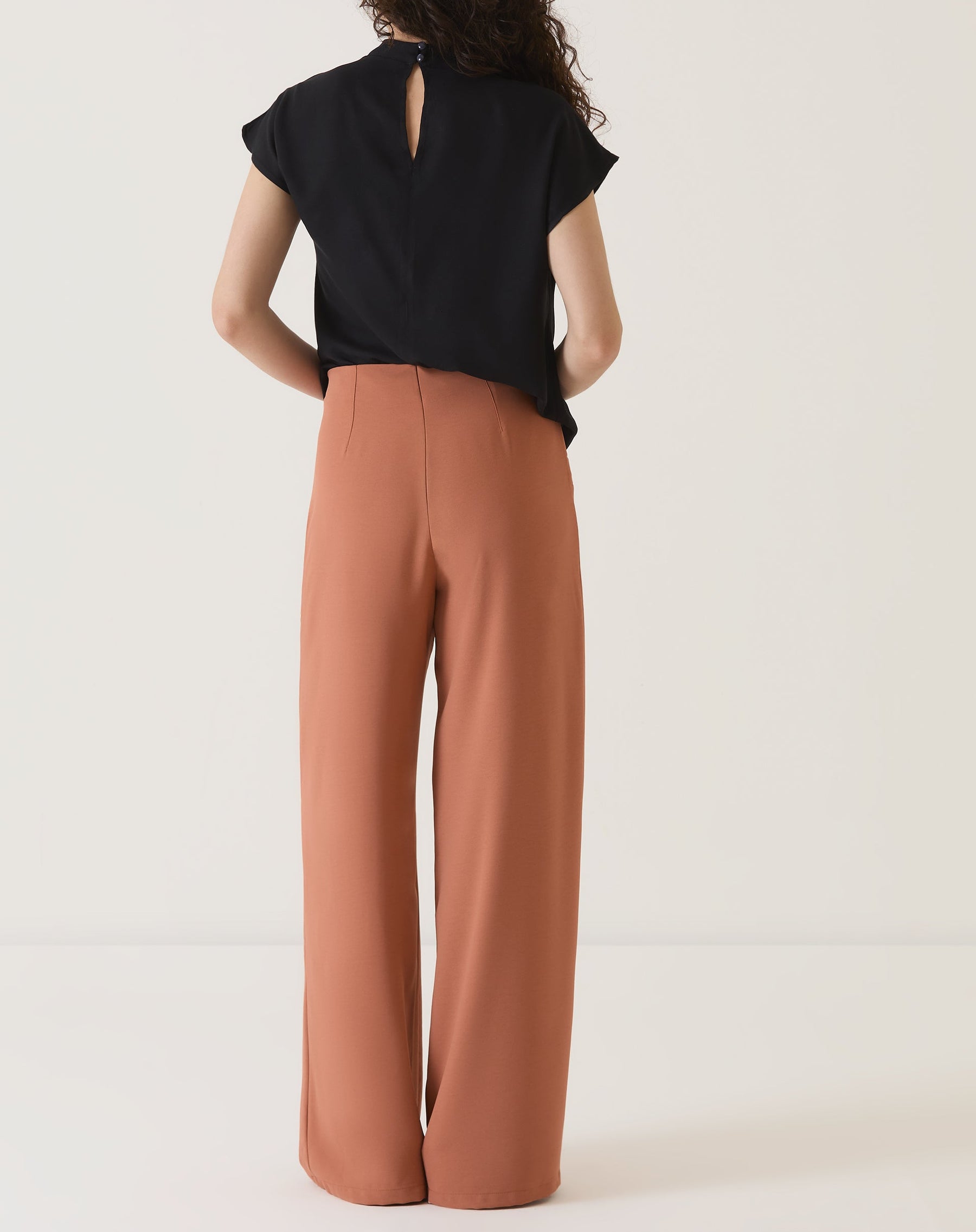 CALÇA COM BOLSOS DE ALFAIATARIA - VINHO