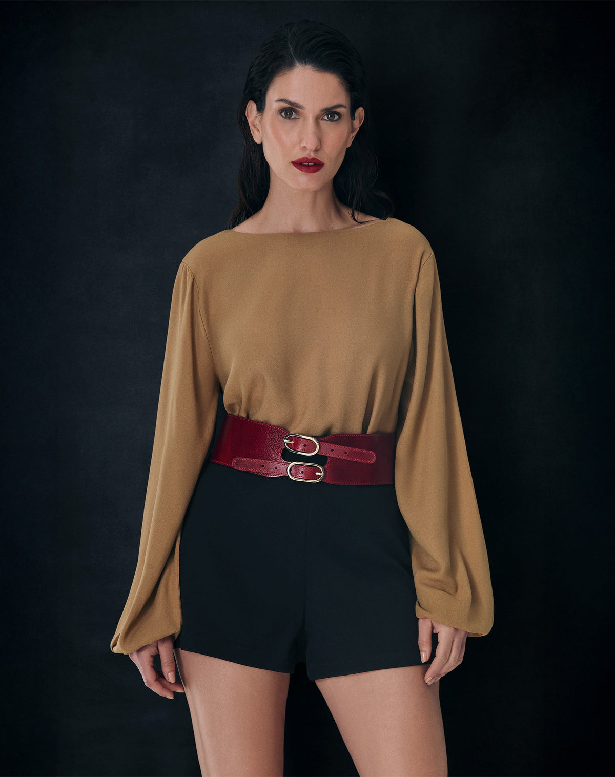 Shorts Curto Evasê de Alfaiataria - Preto