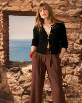 CALÇA RETA CROPPED COM PREGAS E MEIO CÓS ELÁSTICO - MARROM