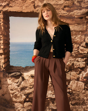 CALÇA RETA CROPPED COM PREGAS E MEIO CÓS ELÁSTICO - MARROM