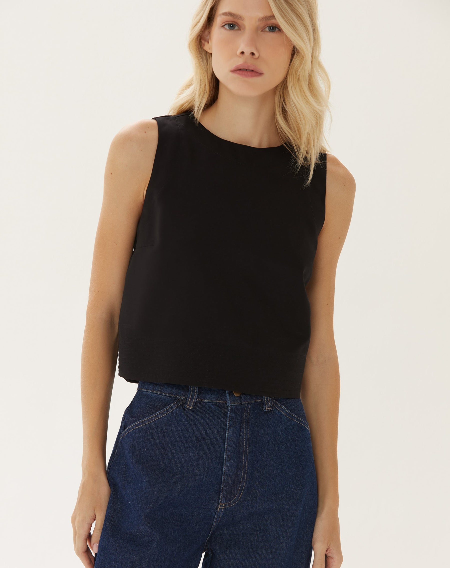 Top Cropped Alfaiataria Decote Redondo - Preto