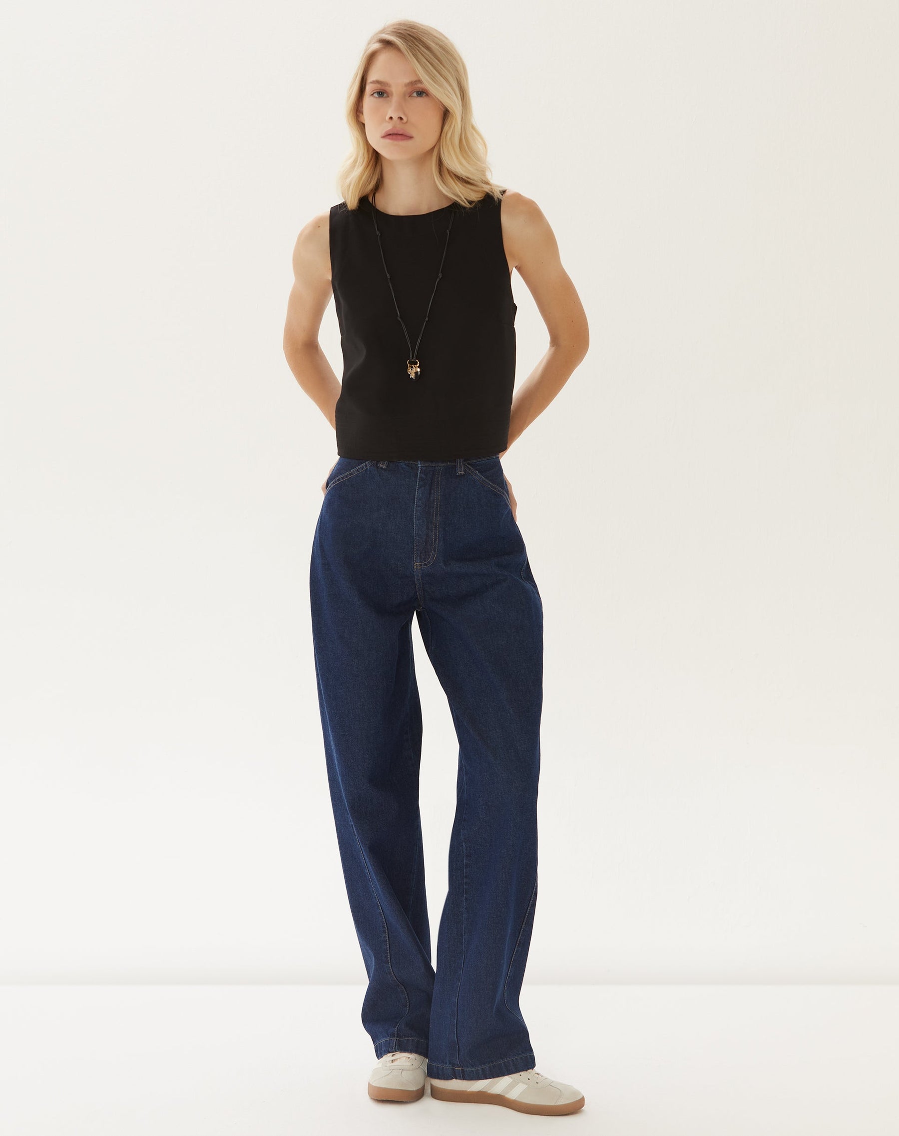 Top Cropped Alfaiataria Decote Redondo - Preto