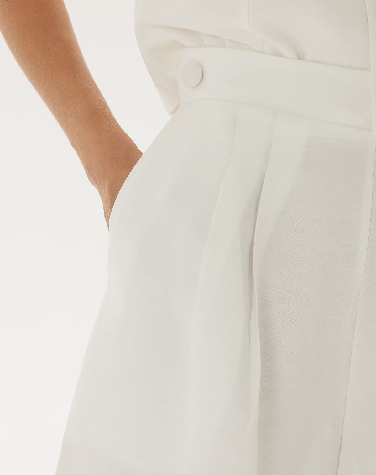 Shorts Alfaiataria com Barra Dobrada - Off-white