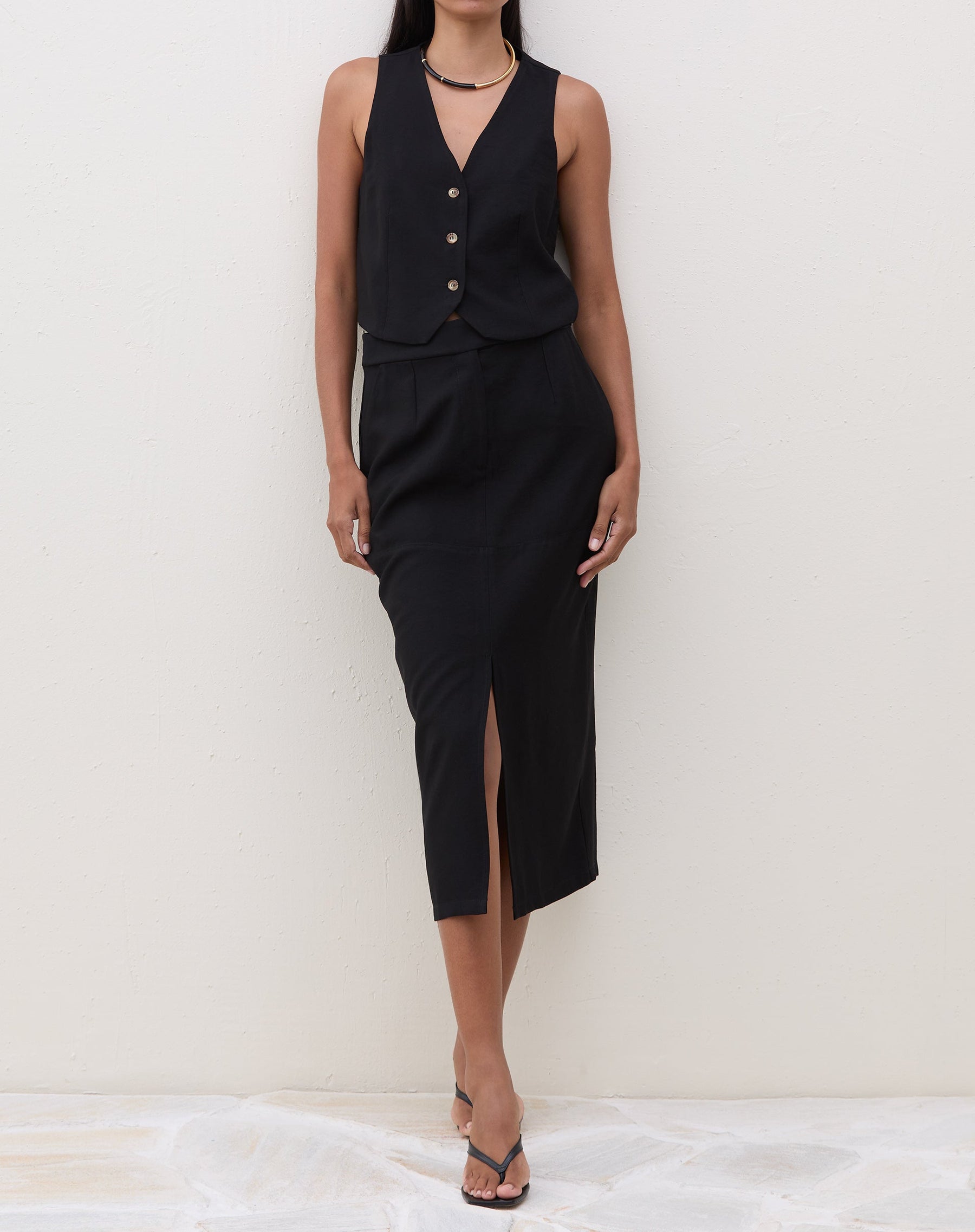 SAIA MIDI COM FENDA FRONTAL ALFAIATARIA - PRETO