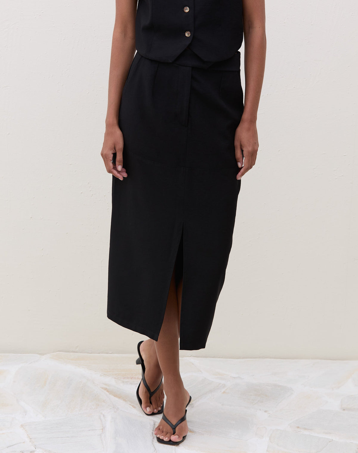 SAIA MIDI COM FENDA FRONTAL ALFAIATARIA - PRETO