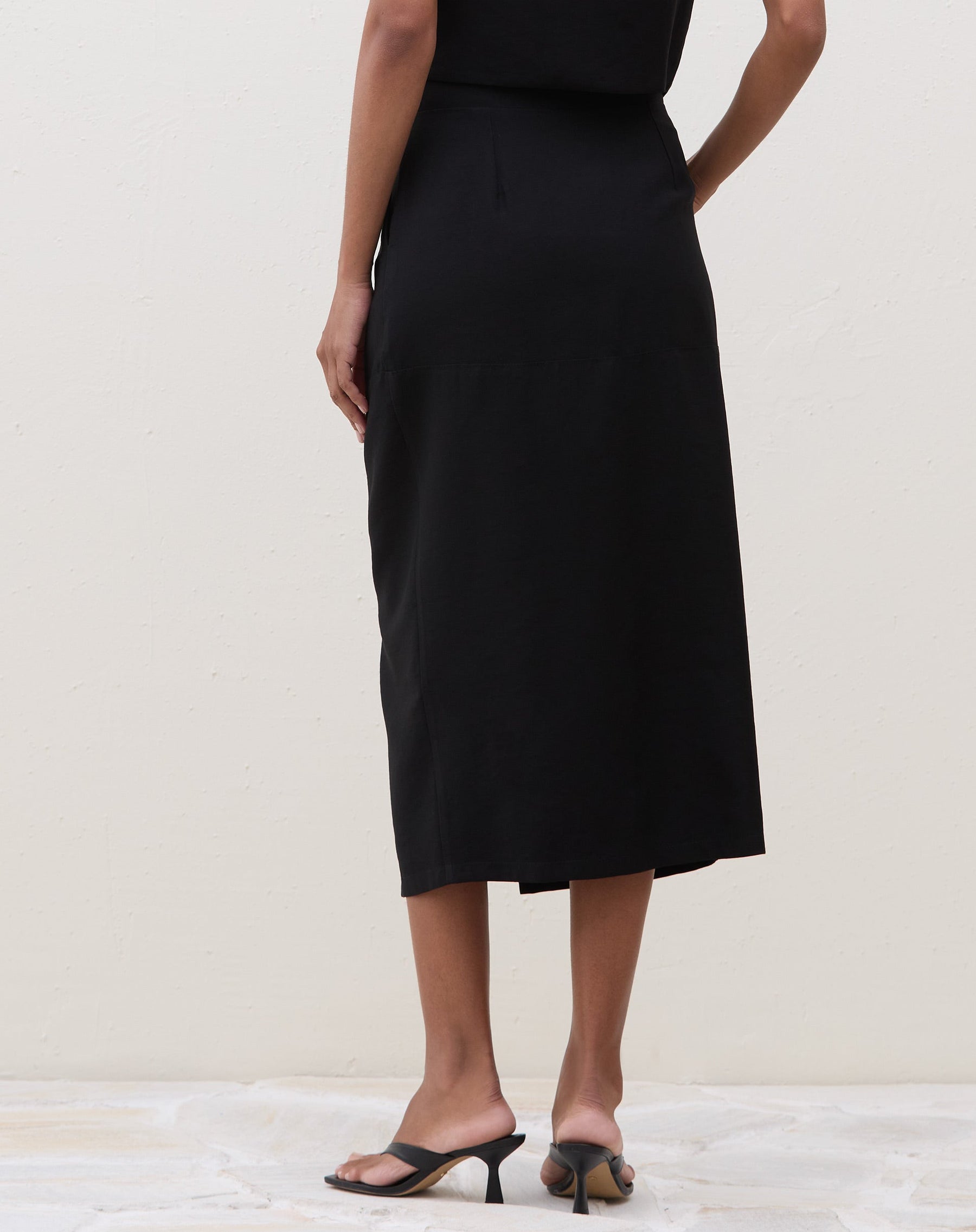 SAIA MIDI COM FENDA FRONTAL ALFAIATARIA - PRETO