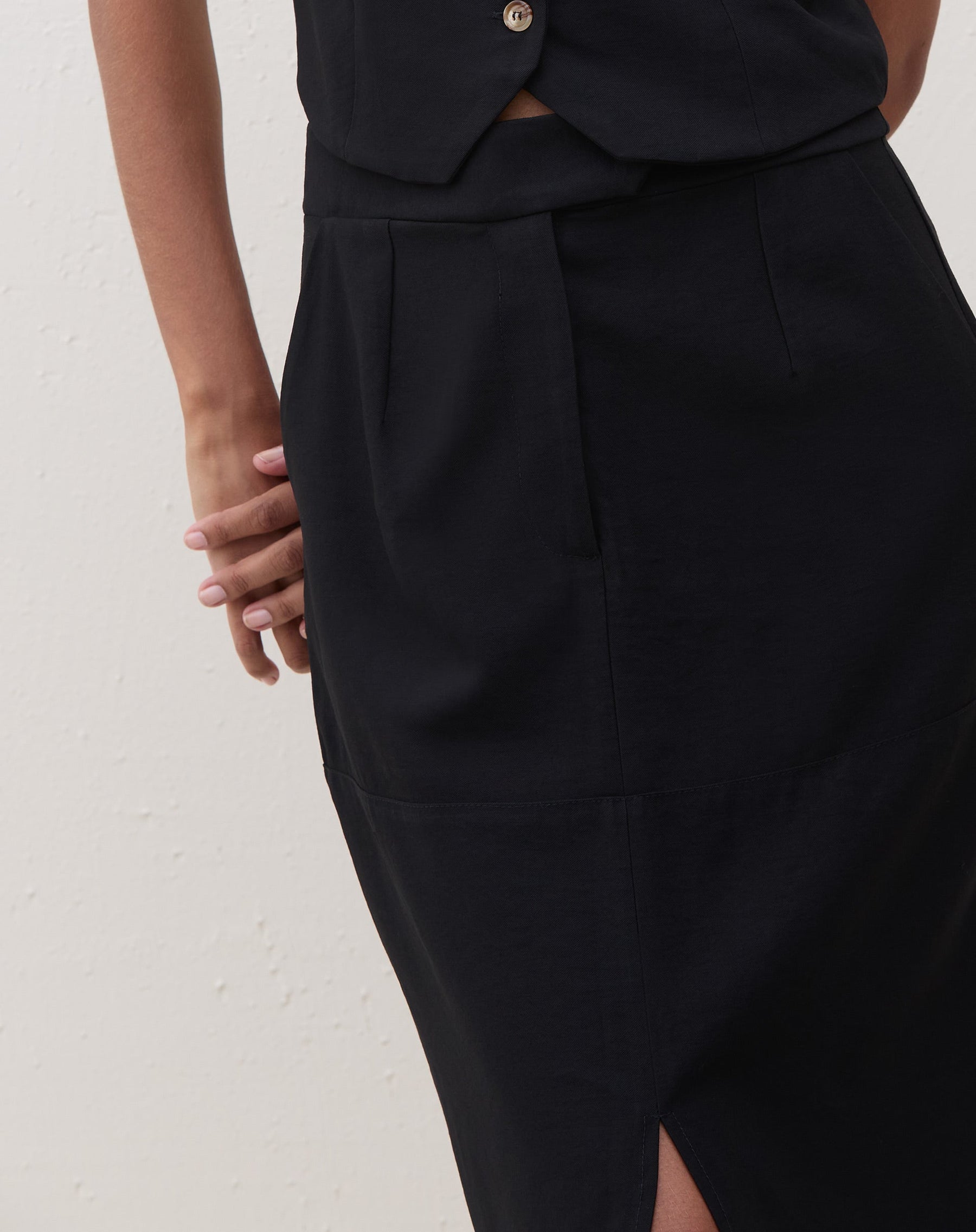 SAIA MIDI COM FENDA FRONTAL ALFAIATARIA - PRETO