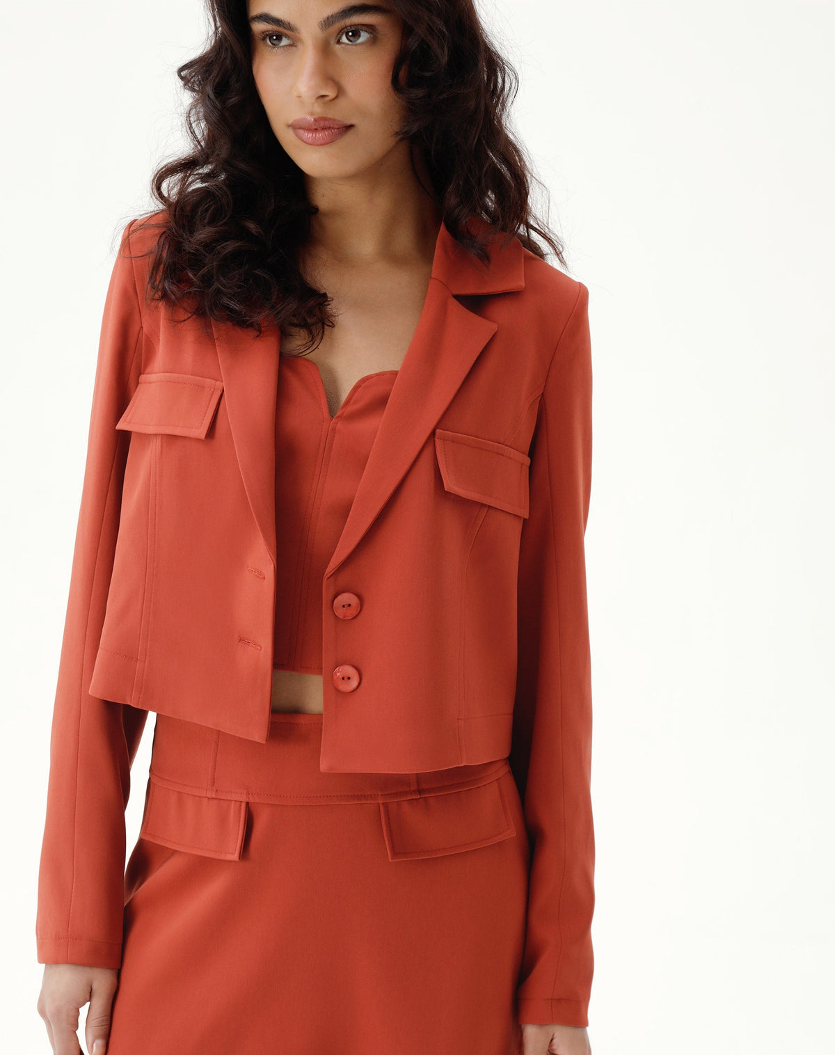 BLAZER CROPPED COM BOLSOS ALFAIATARIA - MARROM