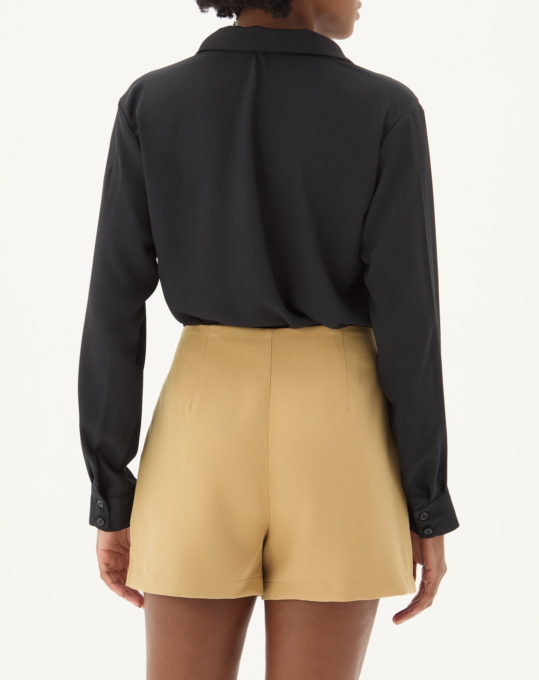 SHORTS CURTO RETO ALFAIATARIA - AREIA