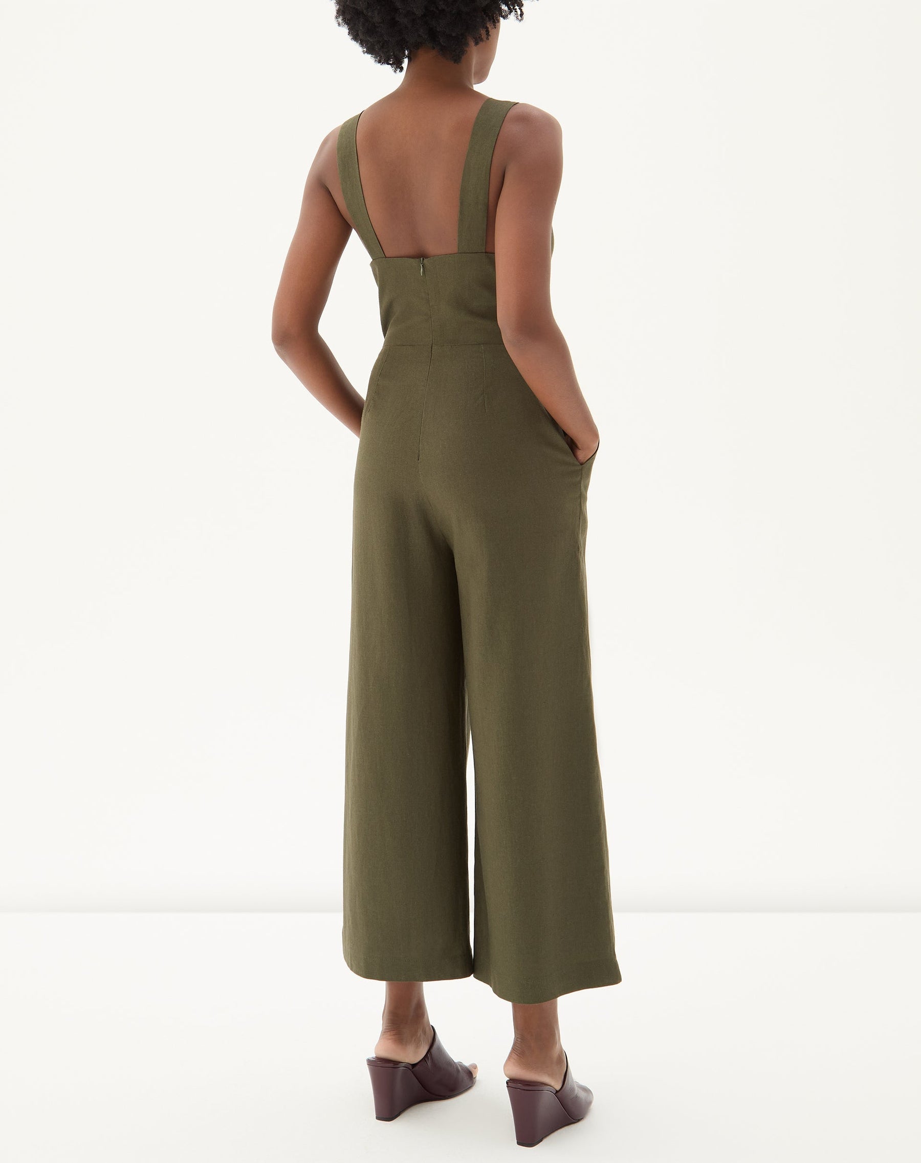 MACACÃO COM ALÇAS DE ALFAIATARIA - VERDE