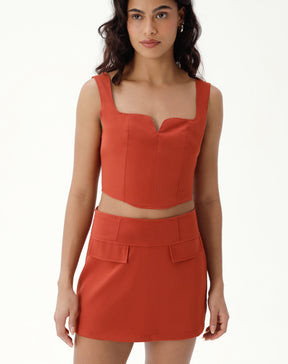 BLUSA COM ALÇAS CROPPED DE ALFAIATARIA - MARROM