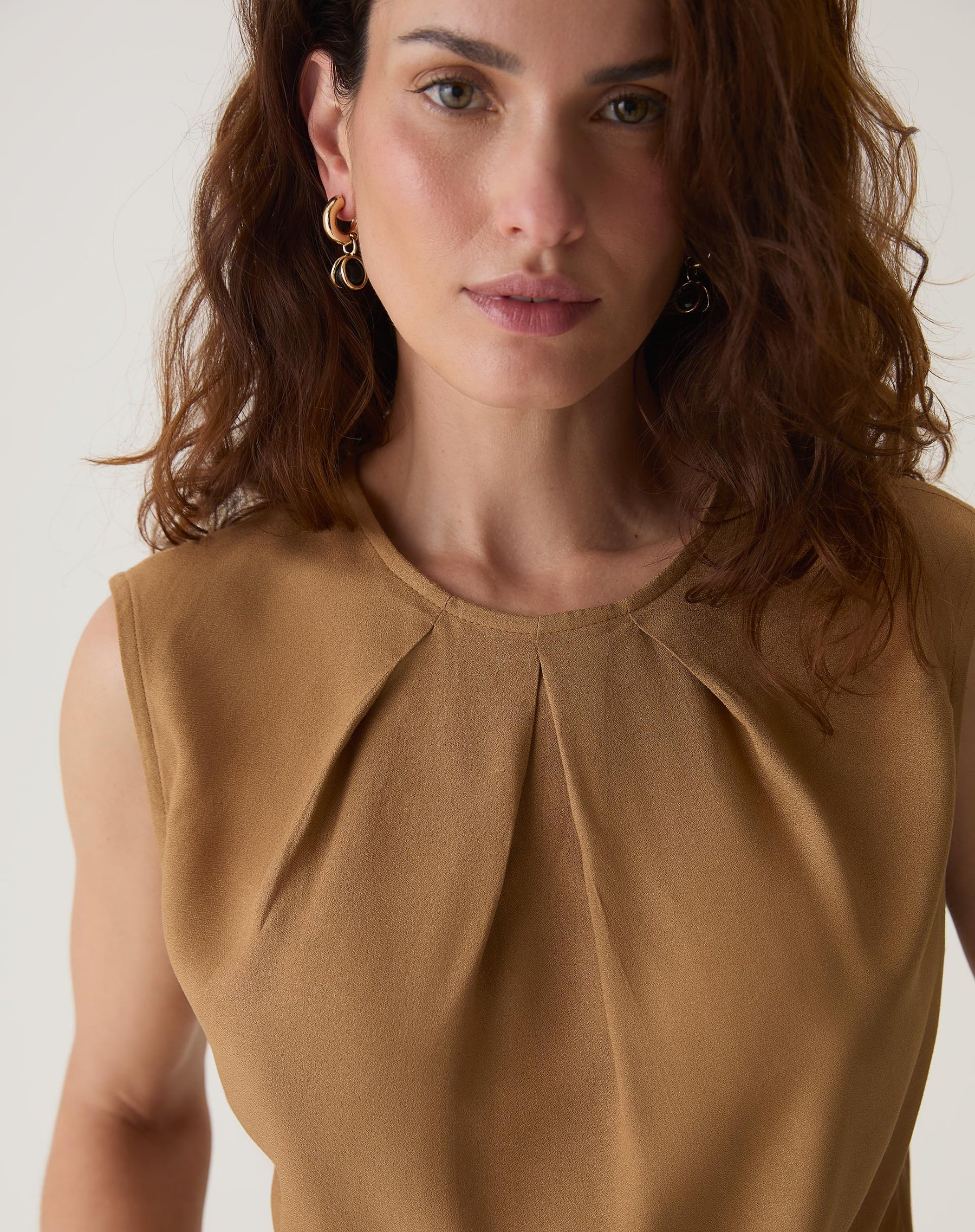 BLUSA COM PREGAS DE VISCOSE - MARROM