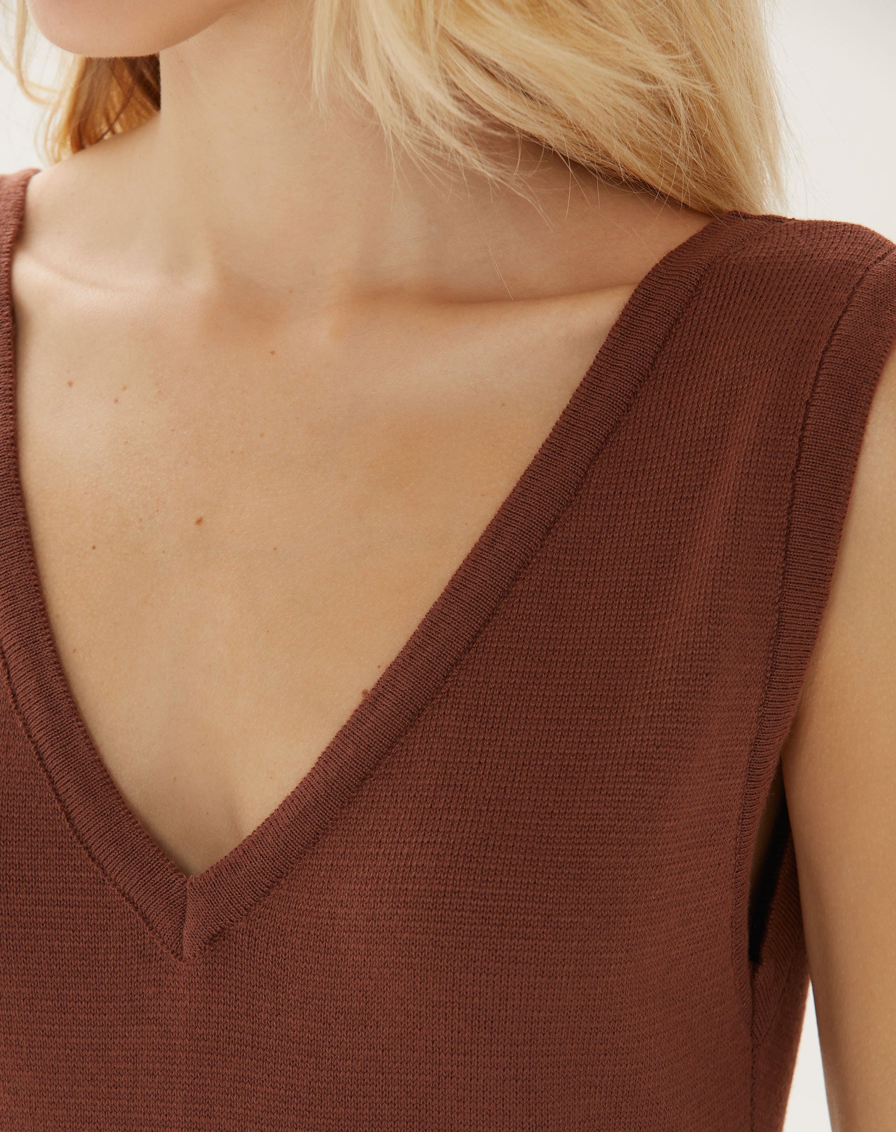 VESTIDO MIDI DE TRICOT - MARROM