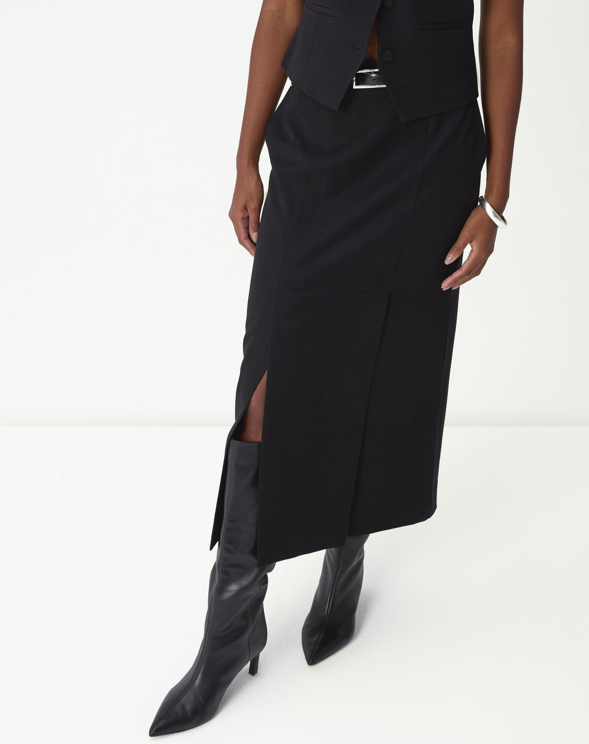 SAIA MIDI COM FENDAS ALFAIATARIA - PRETO