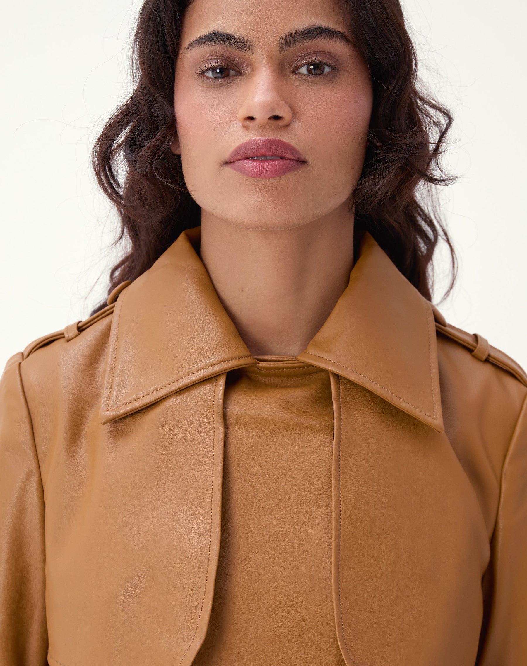 TRENCH COAT COM CINTO PU - CARAMELO